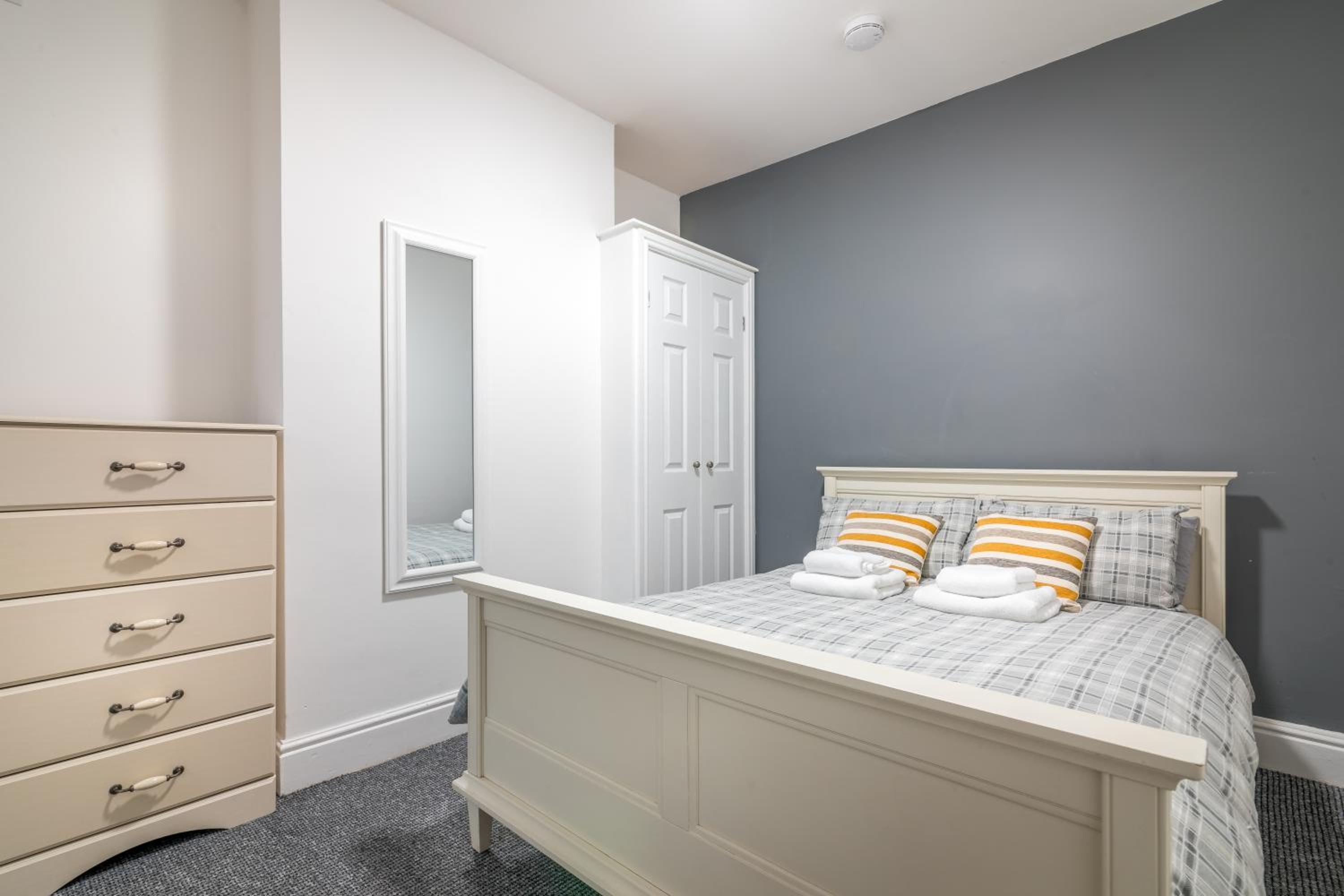Port Area 1 bed Apartment Free Parking Contractor or Leisure