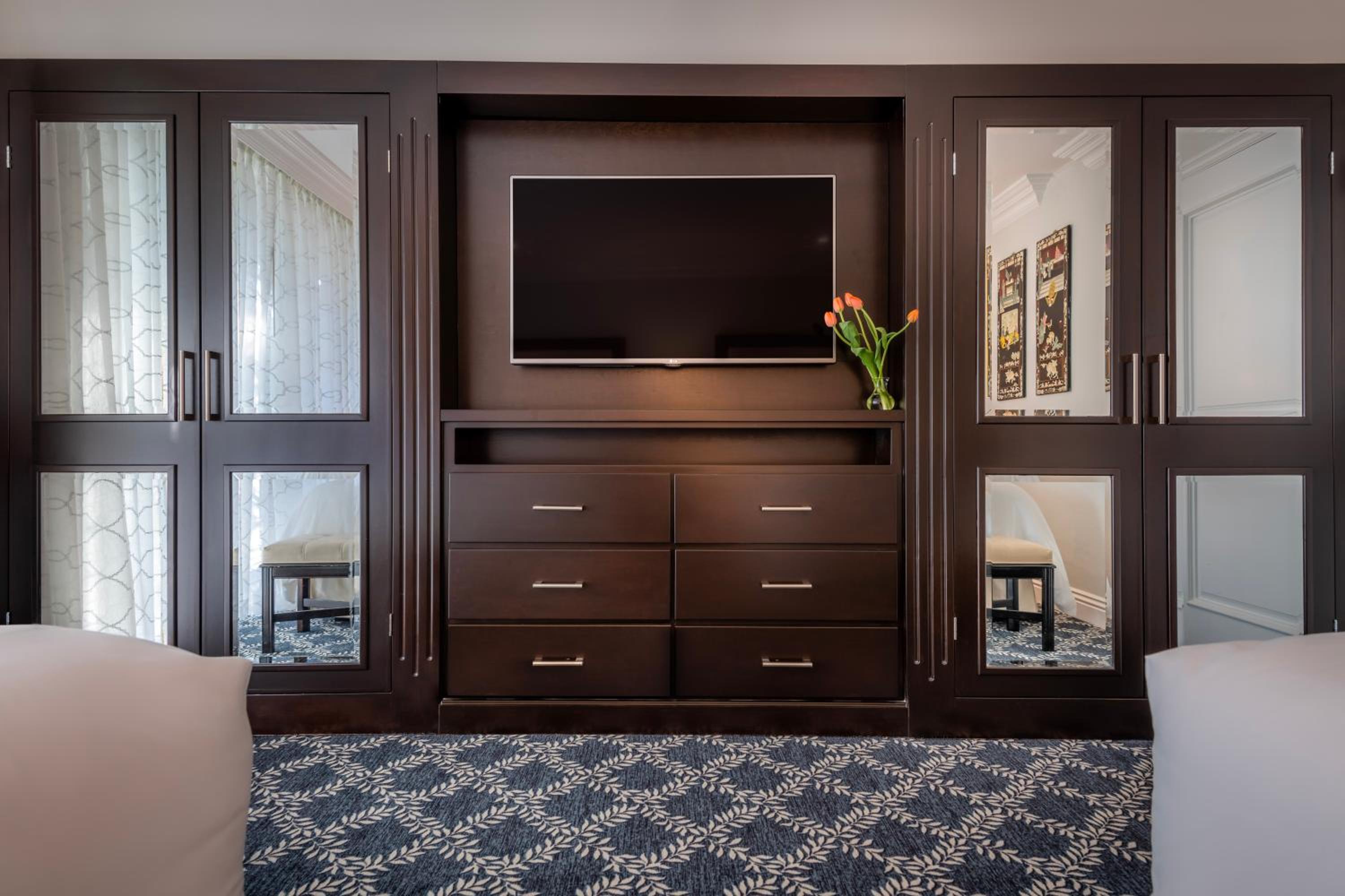 Beverly Hills Plaza Hotel & Spa 2