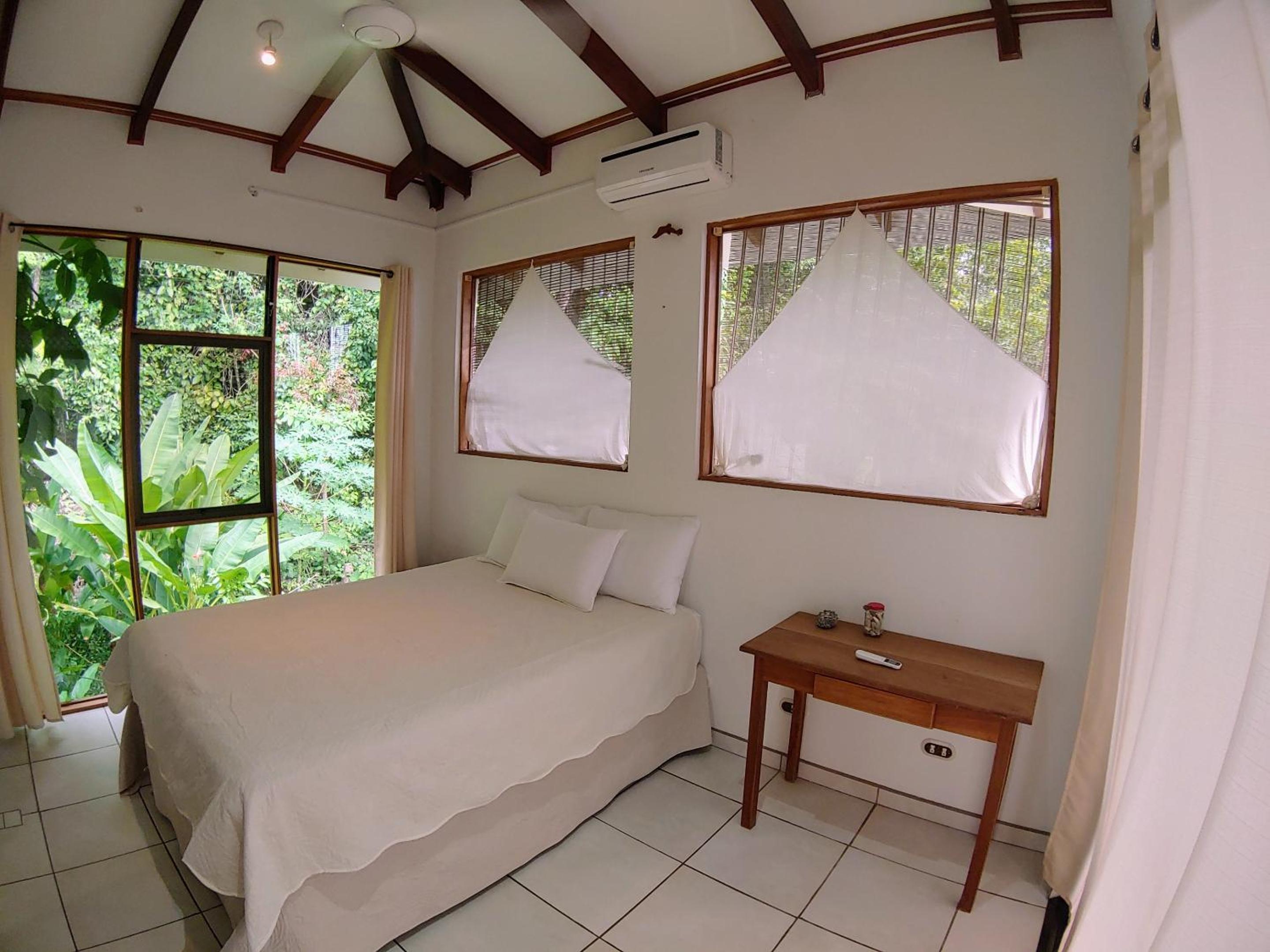 Casa Luna - Private Villa with Ocean View, Pool, AC, Wi-Fi