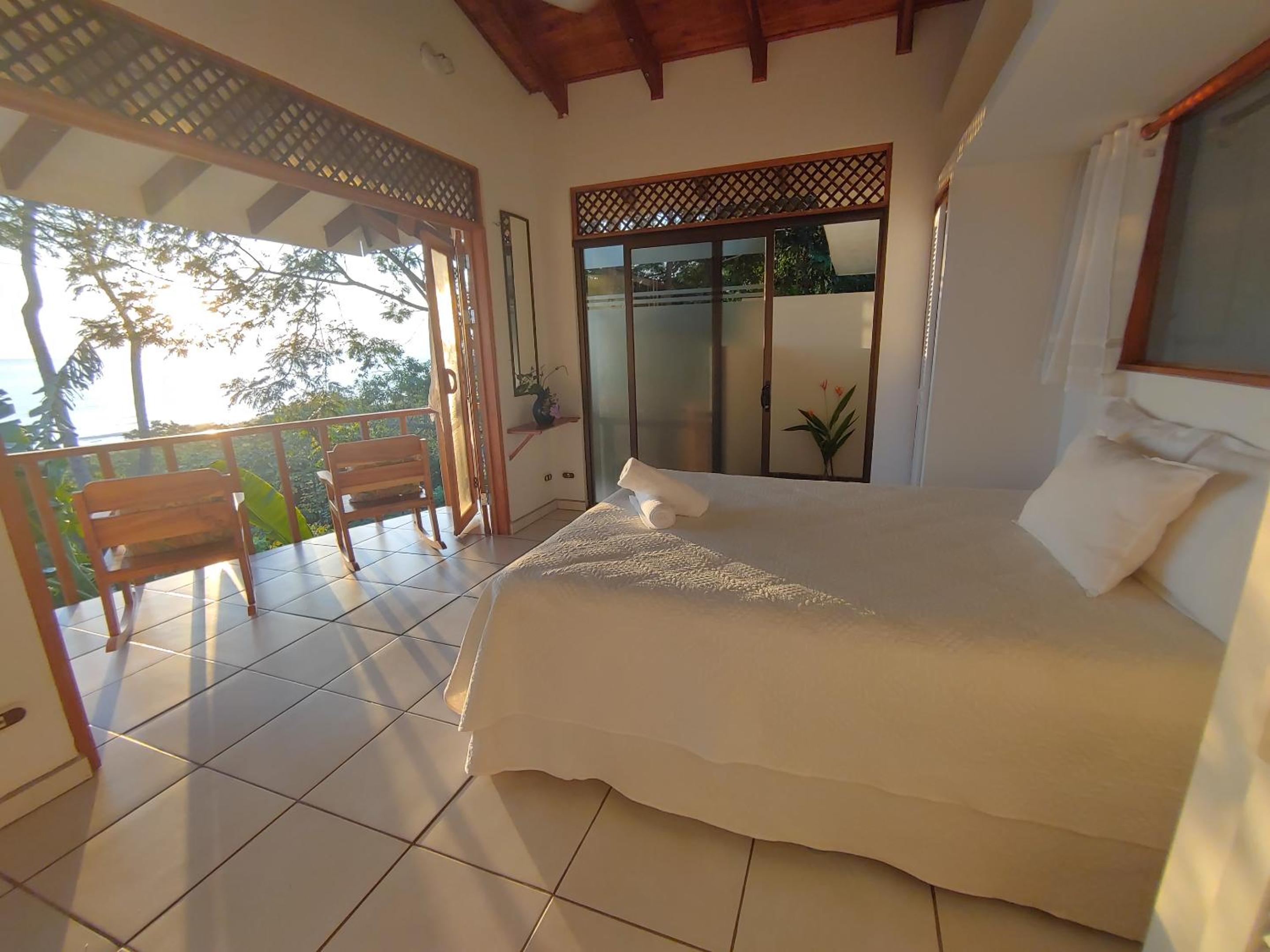 Casa Luna - Private Villa with Ocean View, Pool, AC, Wi-Fi
