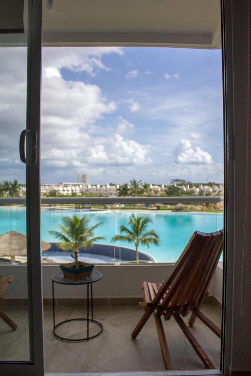departamento en Cancún con 7 albercas tipo playa y laguna