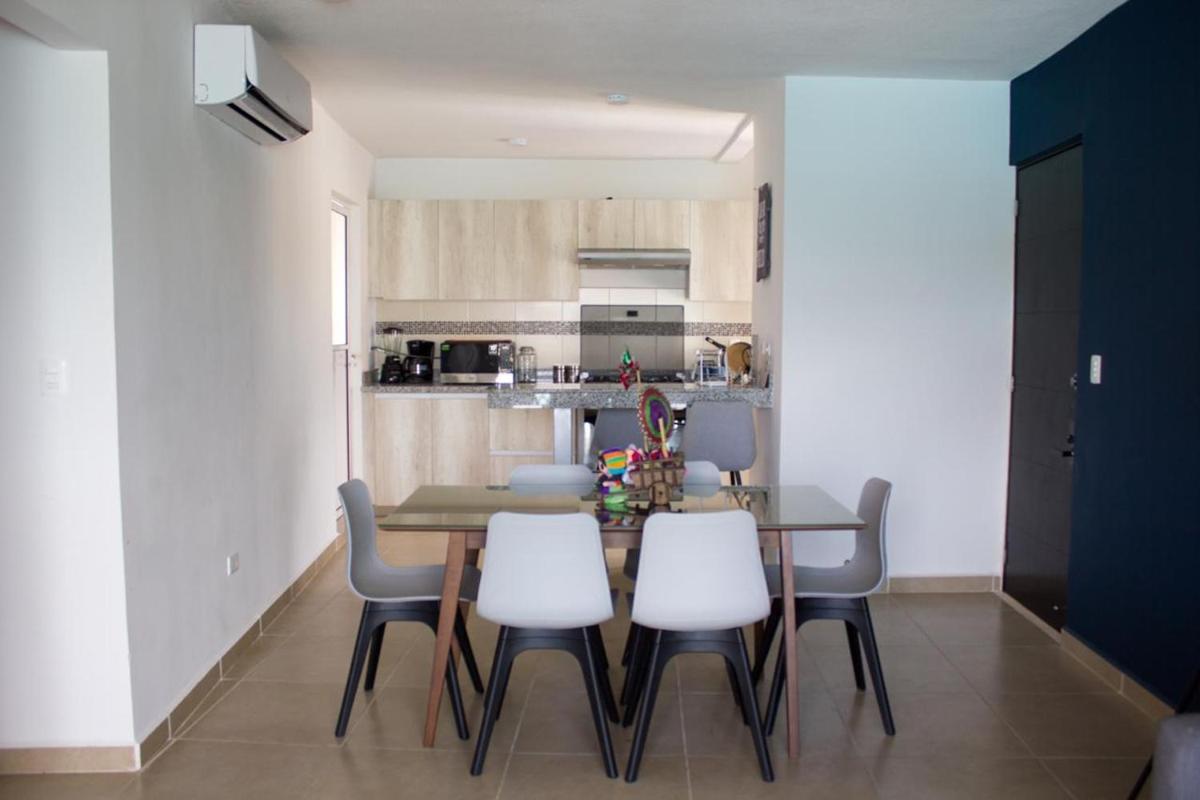 departamento en Cancún con 7 albercas tipo playa y laguna