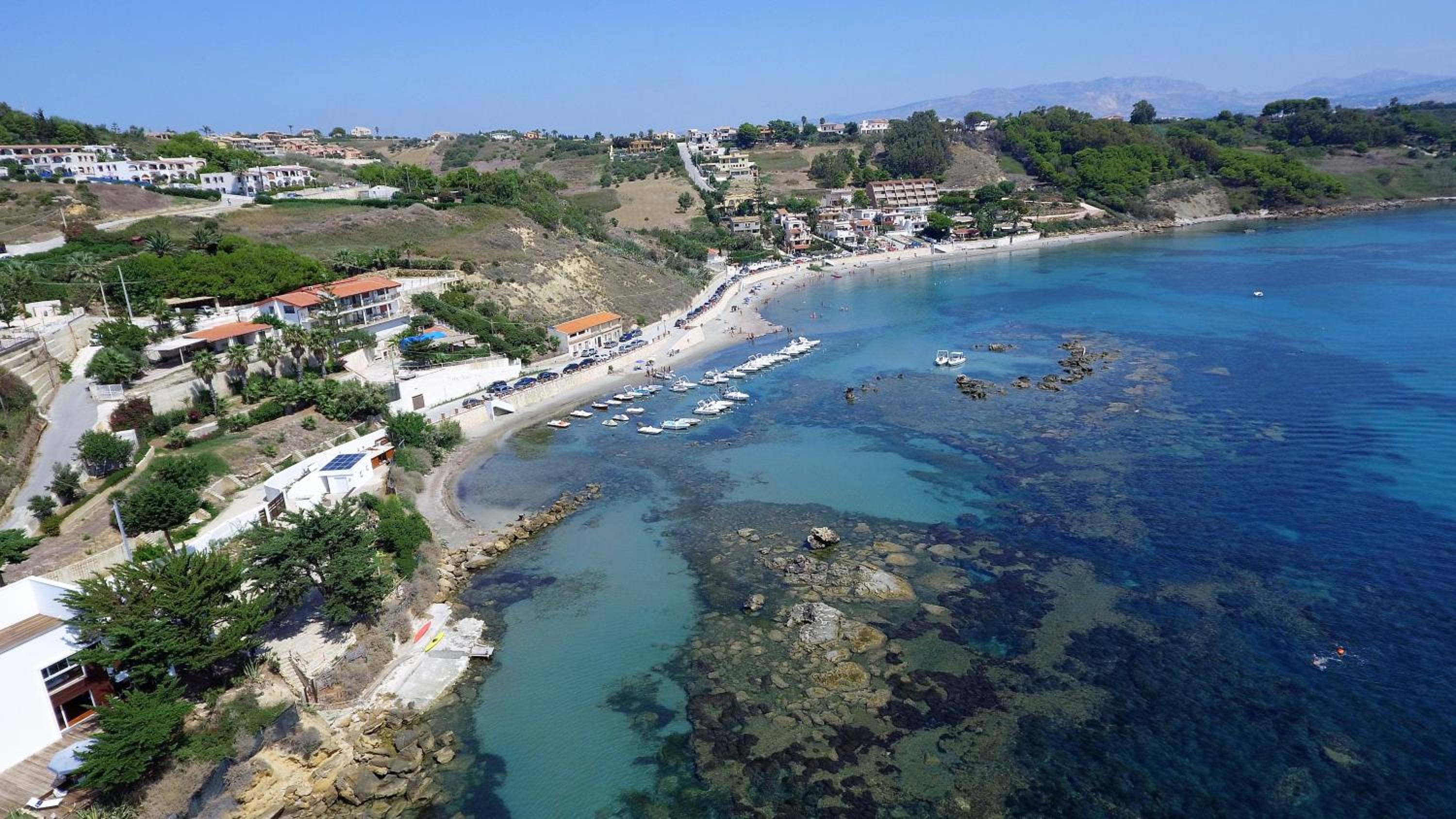 Sea Front Apartment 4 beds with balcony 250 meters from the beach view 5