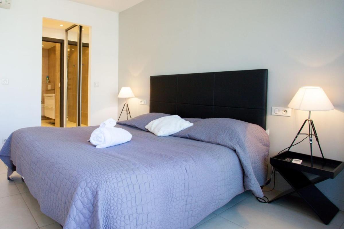 Modern two bedroom apartment with two bathrooms, just behind the CARLTON photo 2