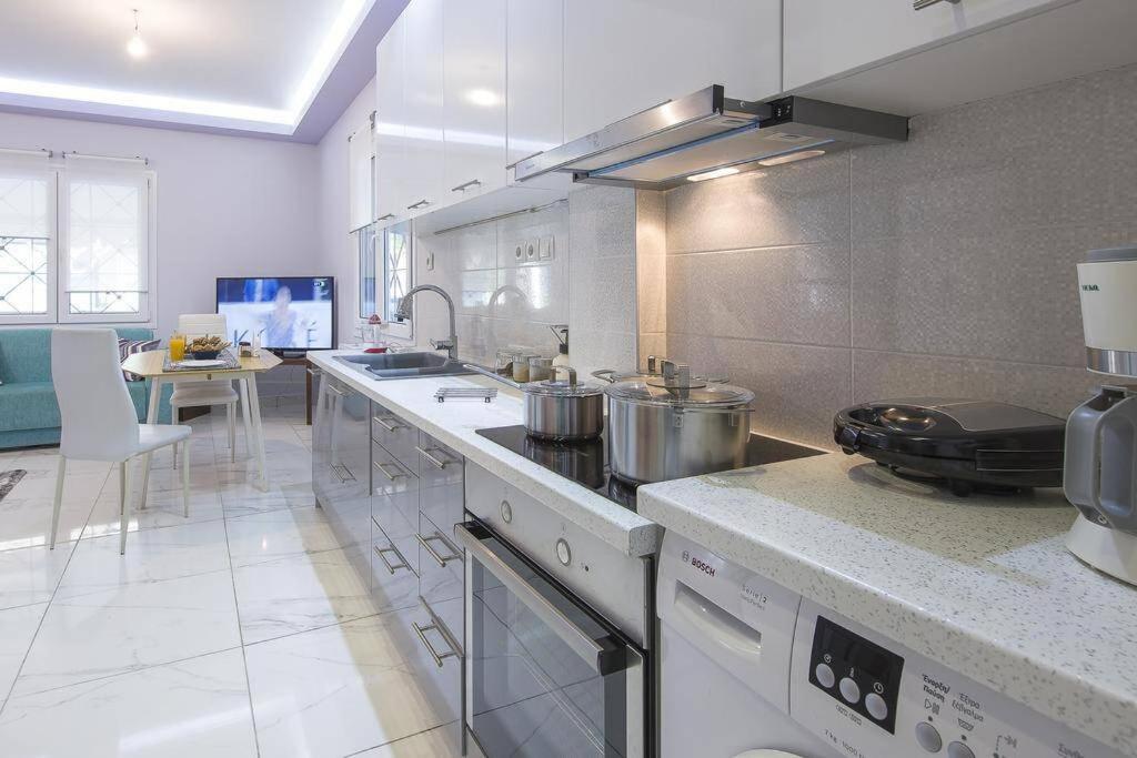 Modern fully-equipped house, 5 min walk from metro