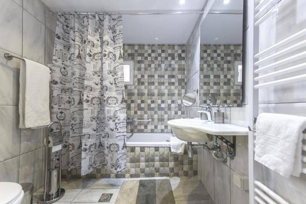 Modern fully-equipped house, 5 min walk from metro