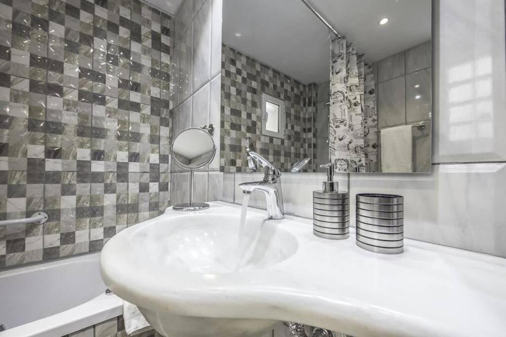Modern fully-equipped house, 5 min walk from metro