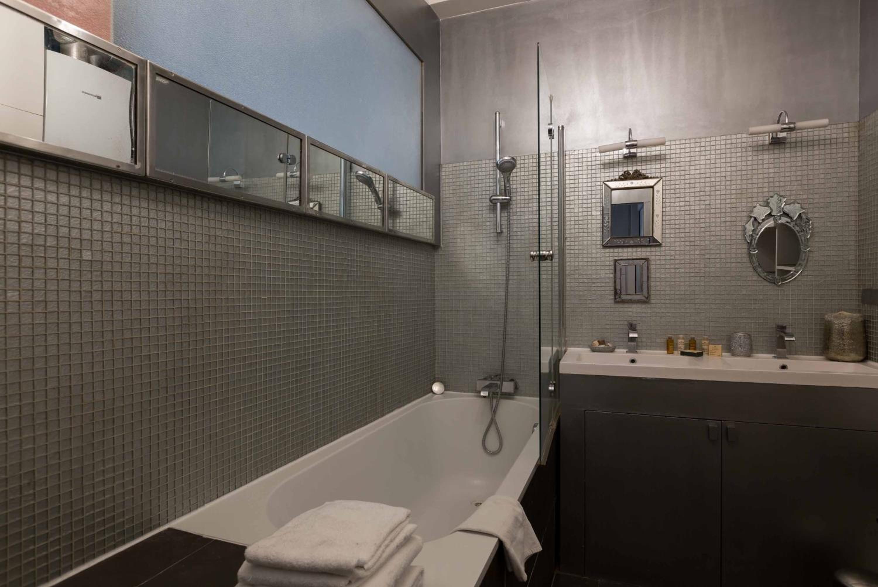 Veeve - Artistic Excellence in the Marais