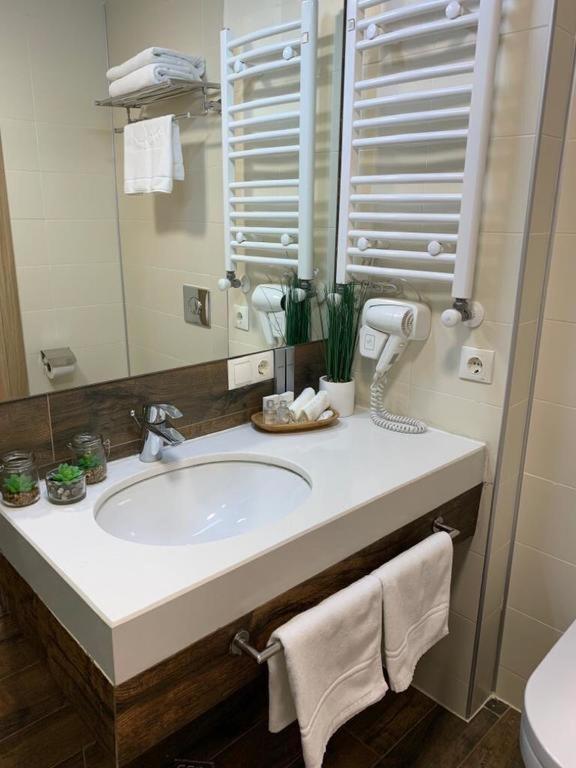 A Modern Suite Close to Gondola Ski Lift view 3