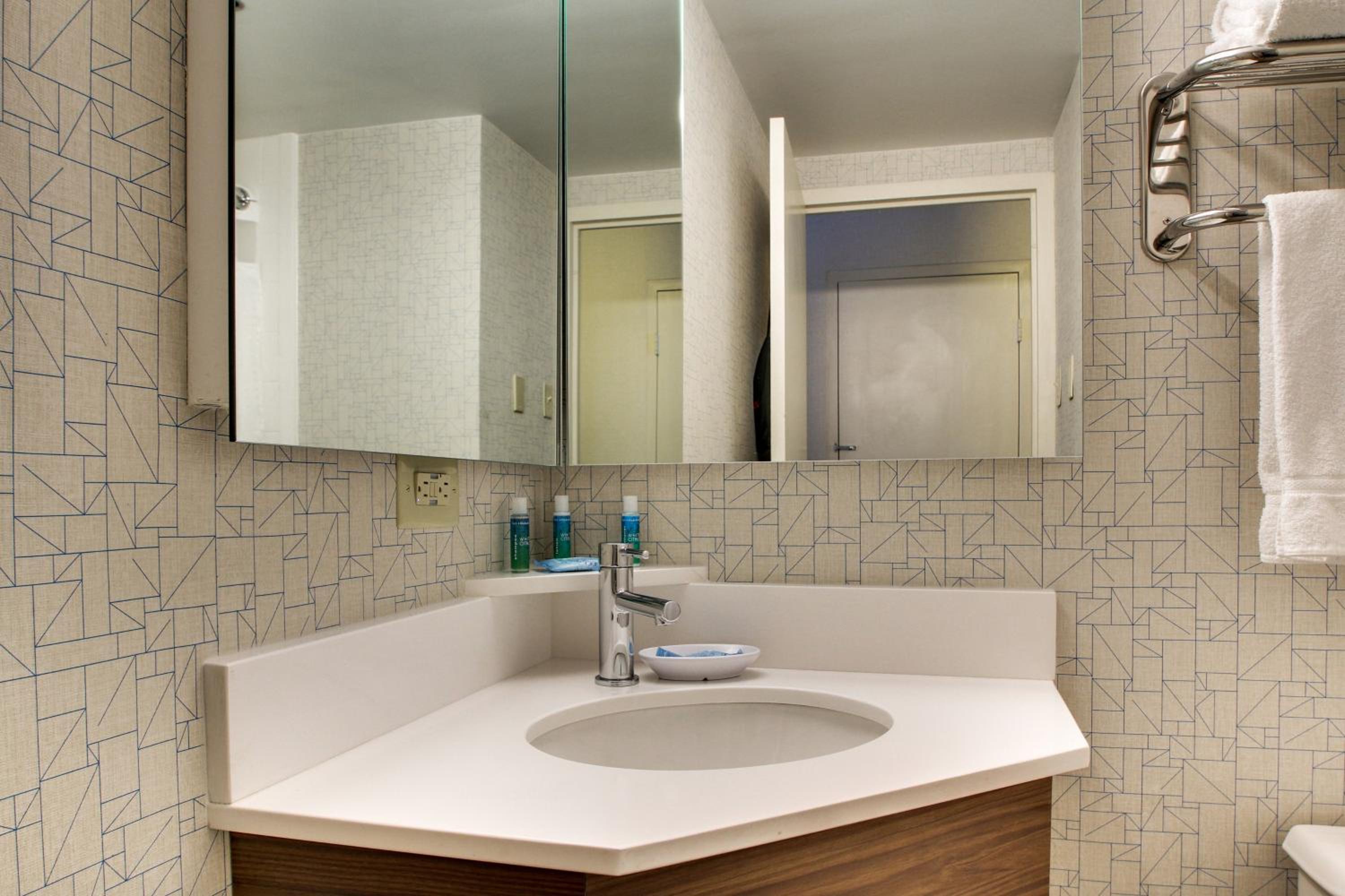 Poughkeepsie Vacations - Holiday Inn Express Poughkeepsie, an IHG Hotel - Property Image 11