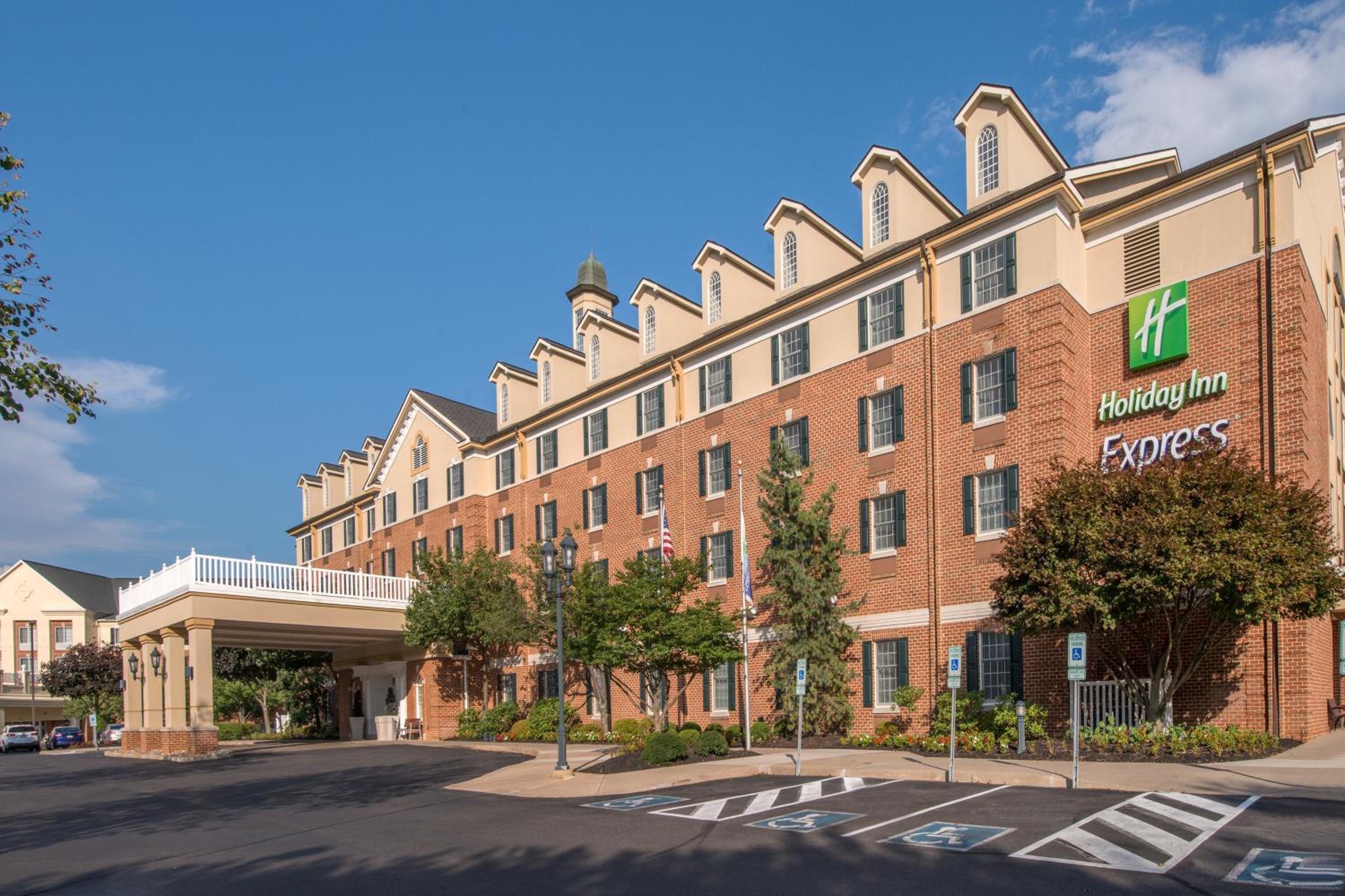 Hotel Holiday Inn Express State College at Williamsburg Square, an IHG Hotel - Image 1