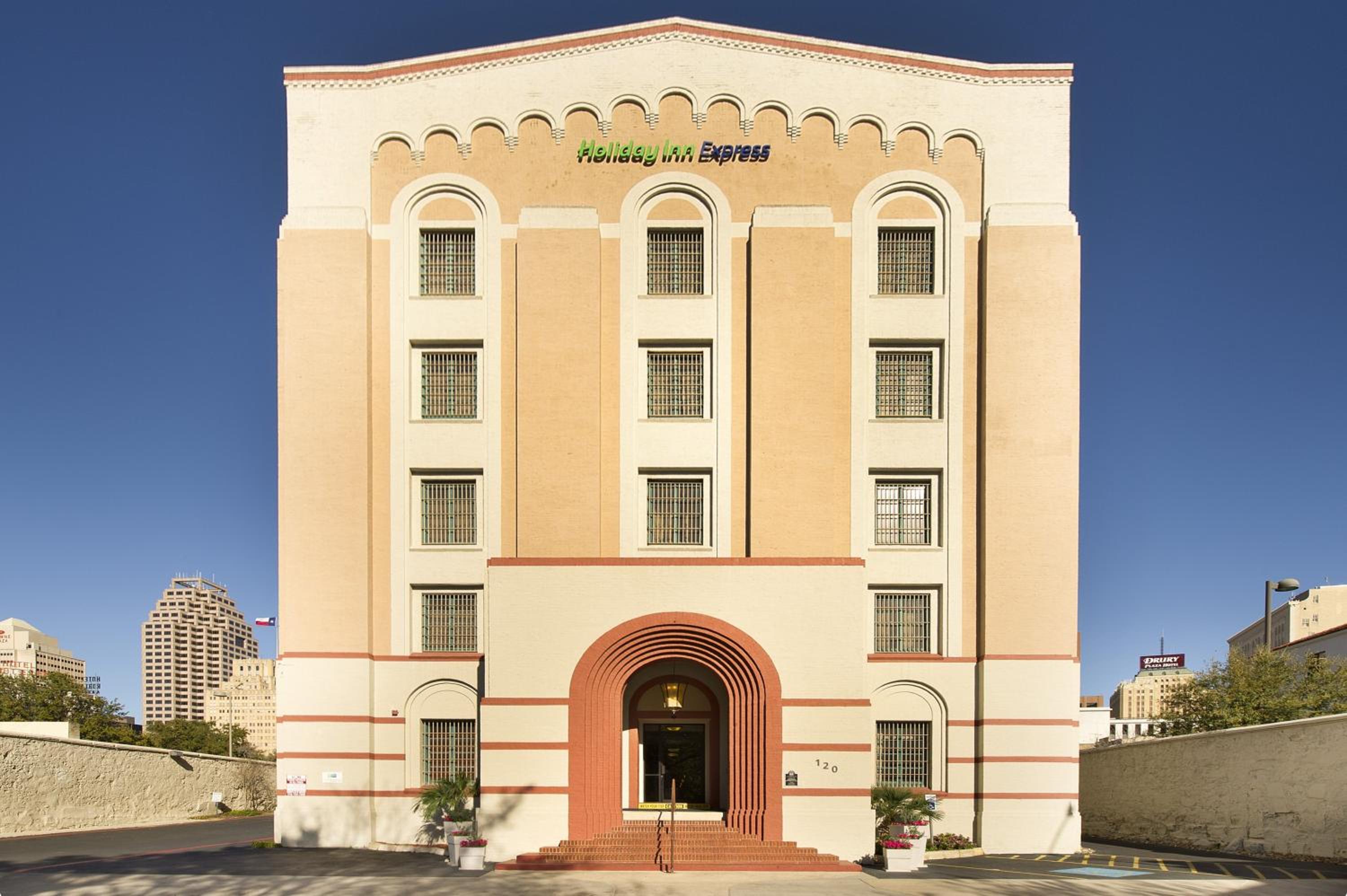 Hotel Holiday Inn Express San Antonio North Riverwalk Area, an IHG Hotel - Image 1
