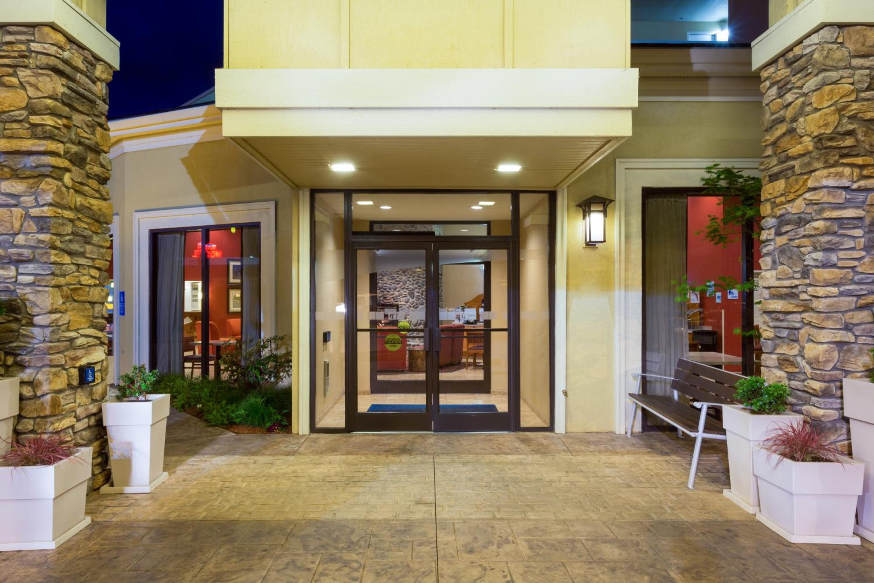Roseburg Vacations - Holiday Inn Express Roseburg, an IHG Hotel - Property Image 2