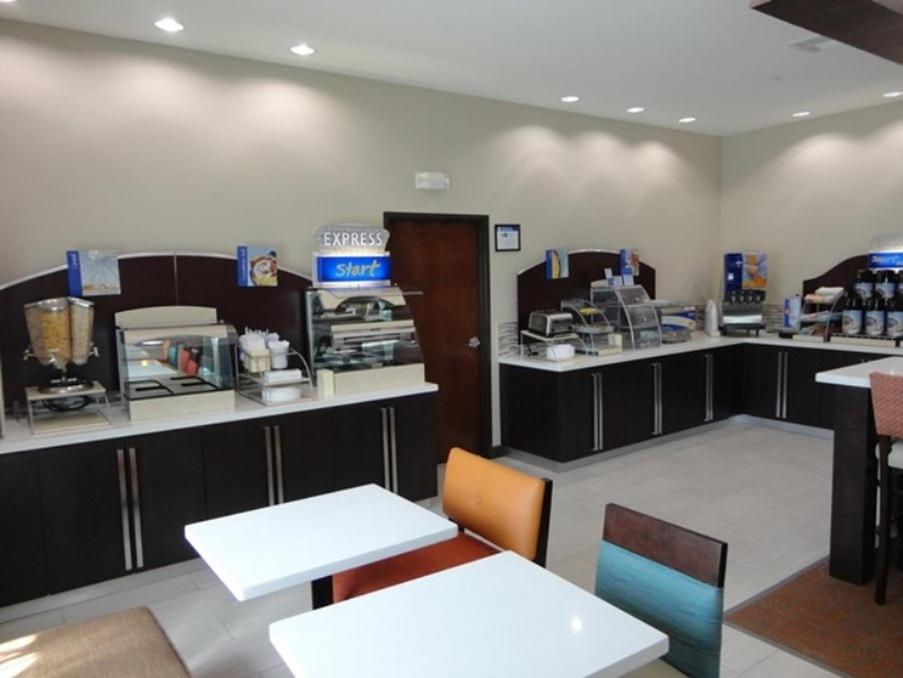 Holiday Inn Express Kenedy by IHG