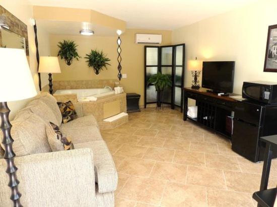 Houma Vacations - Carmel Inn and Suites Thibodaux - Property Image 5