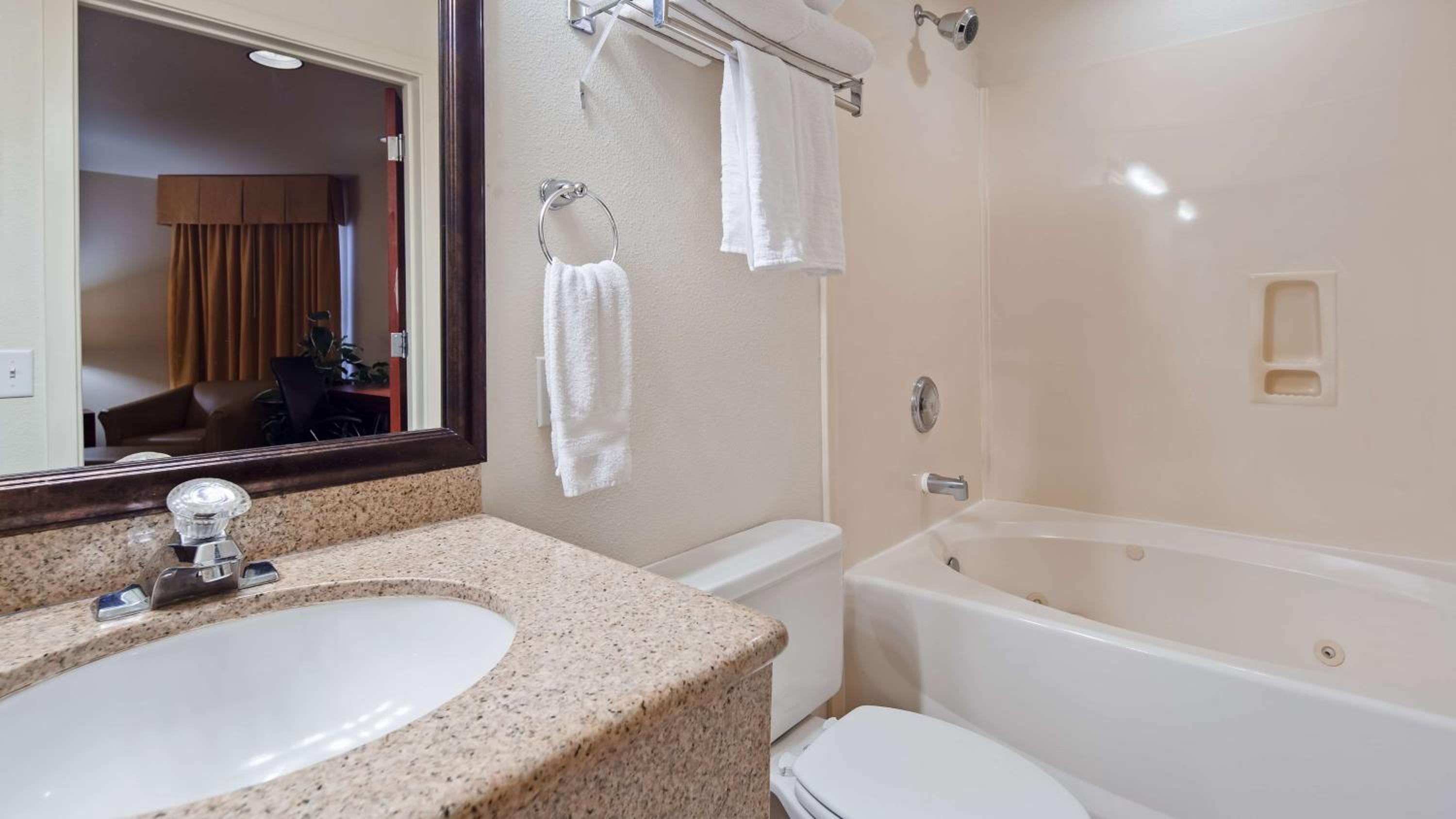 Best Western Plus Villa Del Lago Inn Patterson - Property Image 9