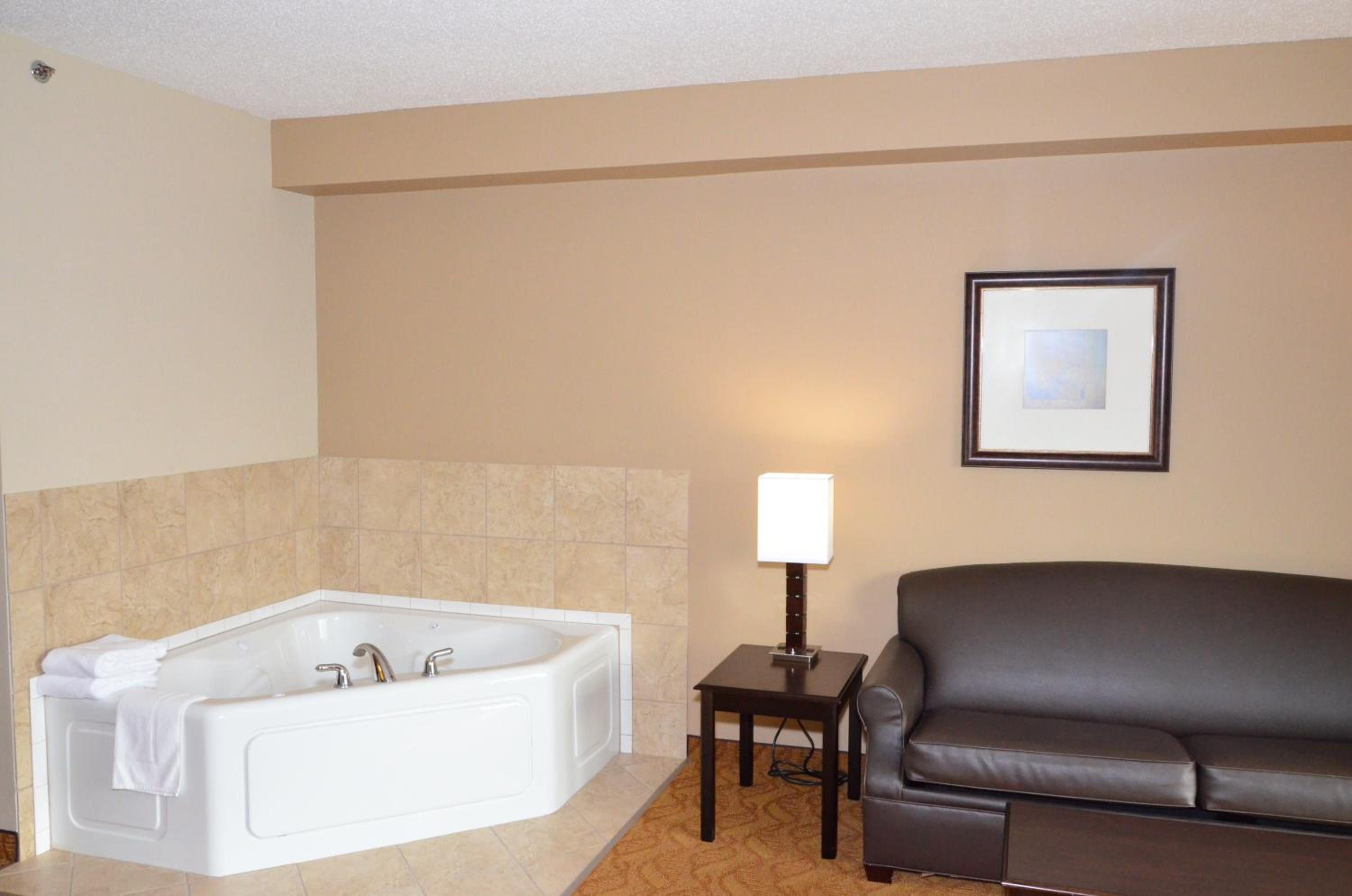 Cobblestone Inn & Suites - Lake View
