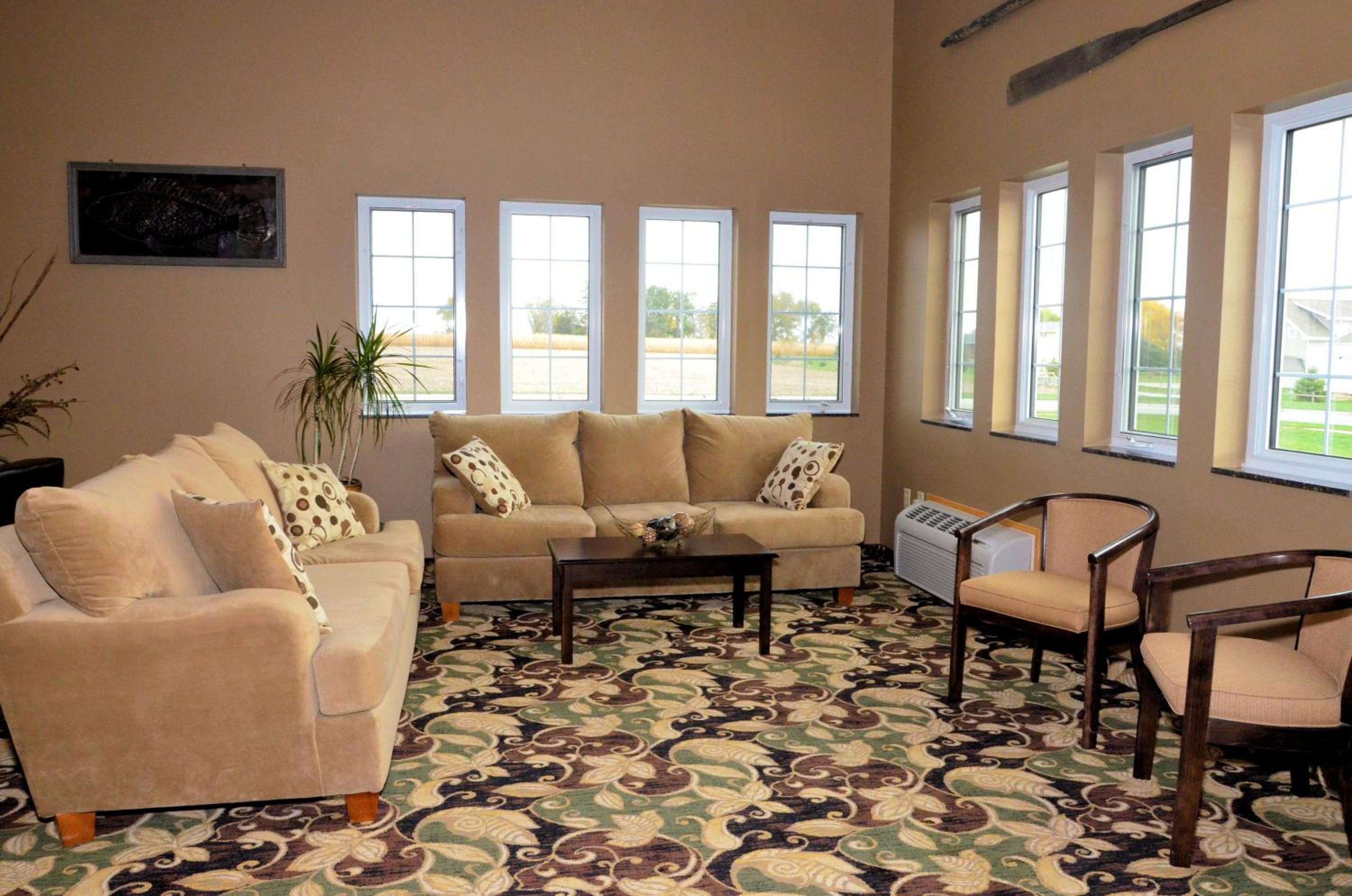 Cobblestone Inn & Suites - Lake View