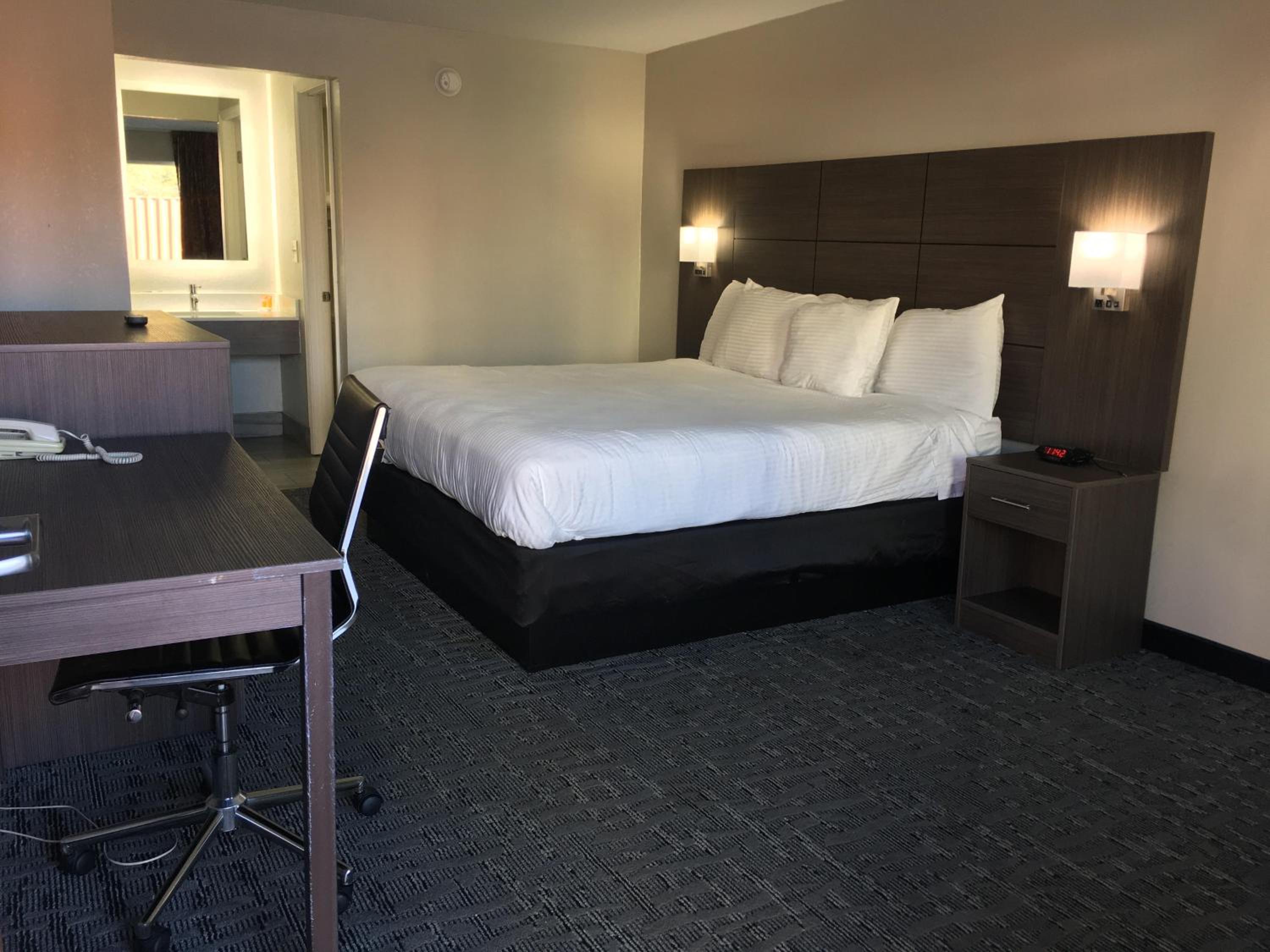 Days Inn & Suites by Wyndham Charleston Airport West-3