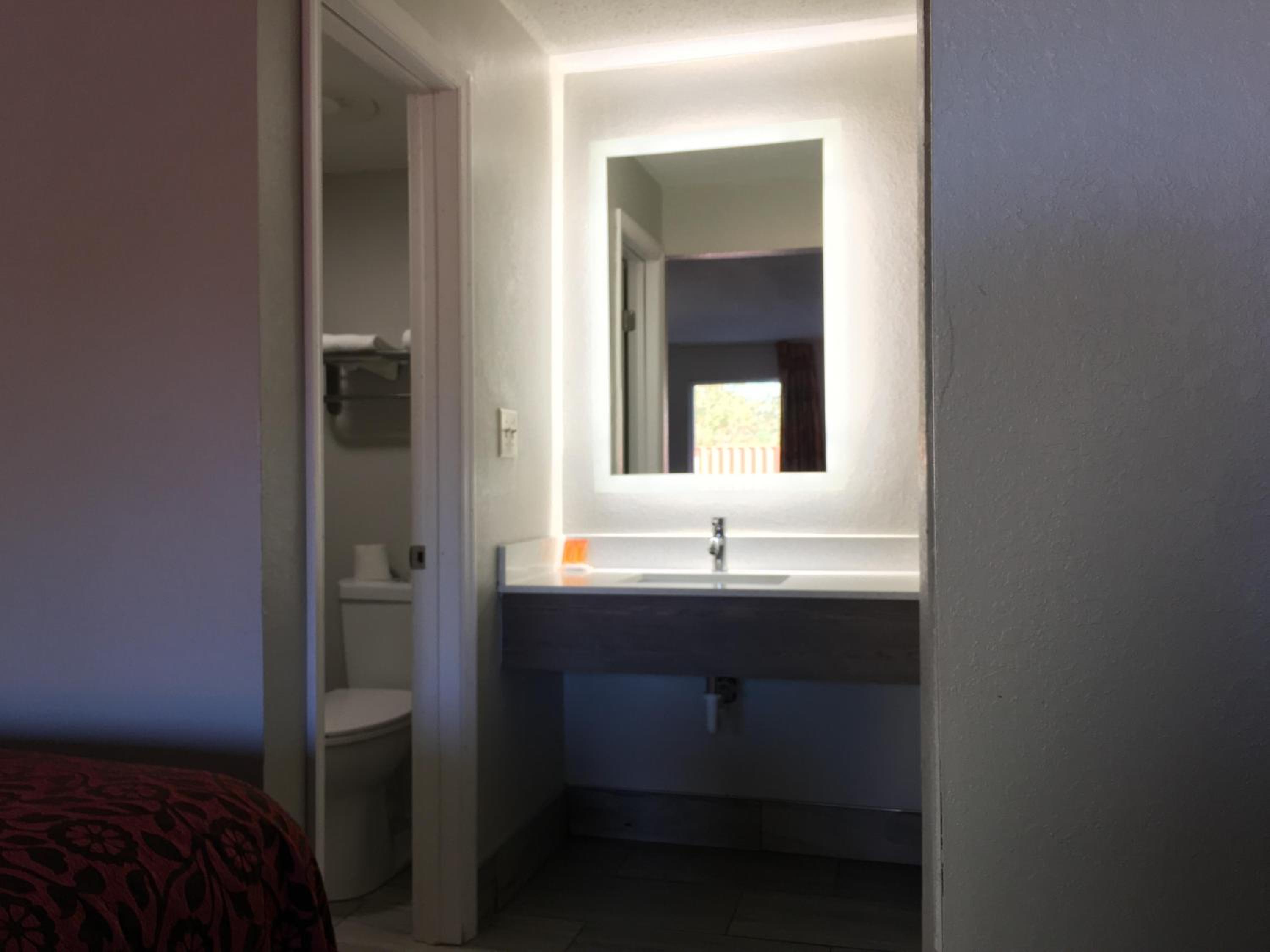Days Inn & Suites by Wyndham Charleston Airport West-4