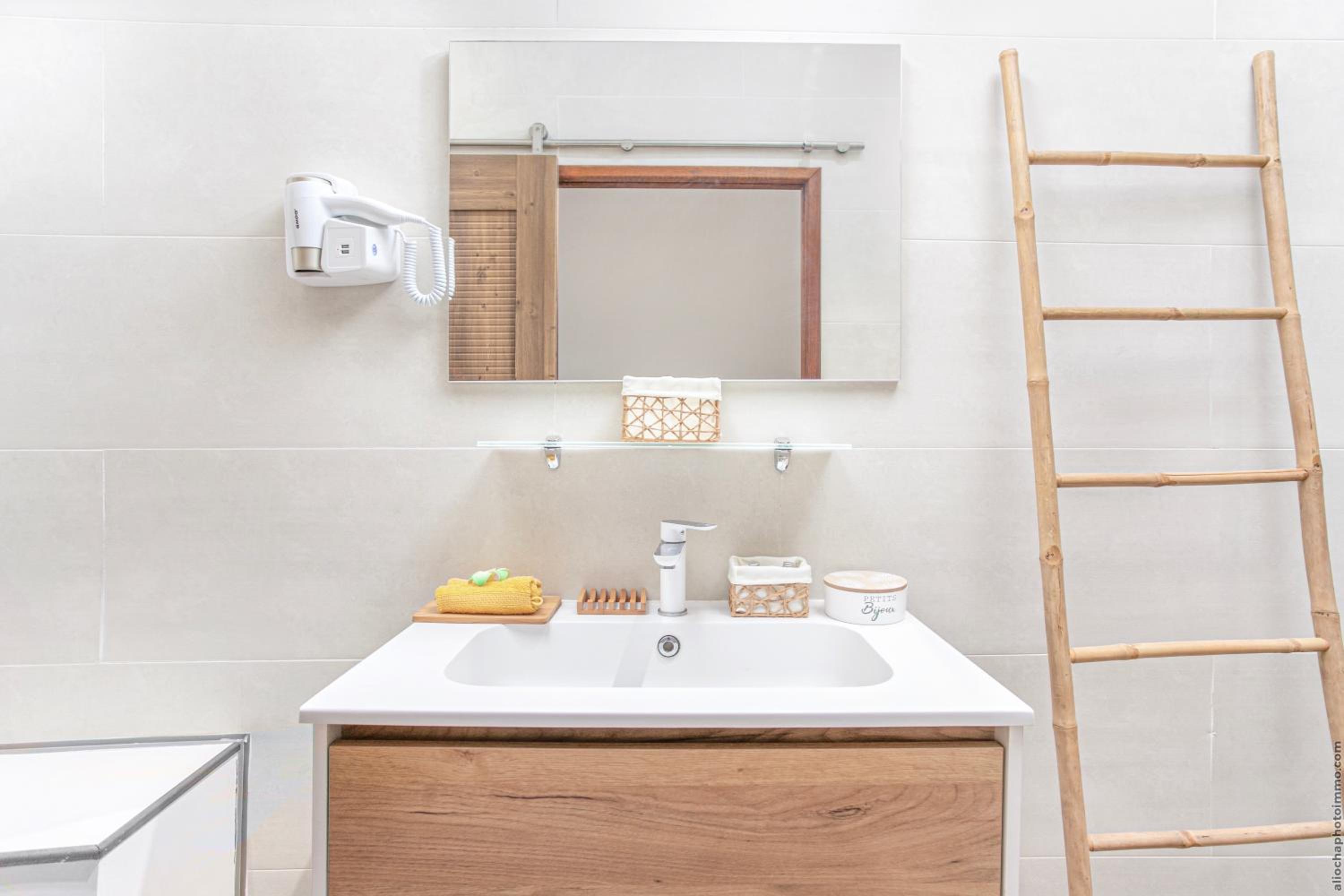 Foyal Suites