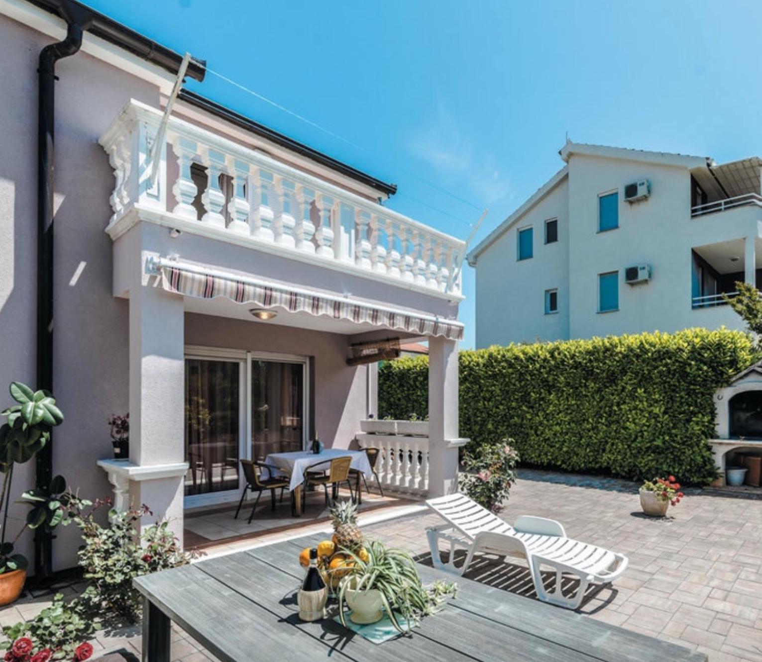 ZSA ZSA HOLIDAY HOME view 2