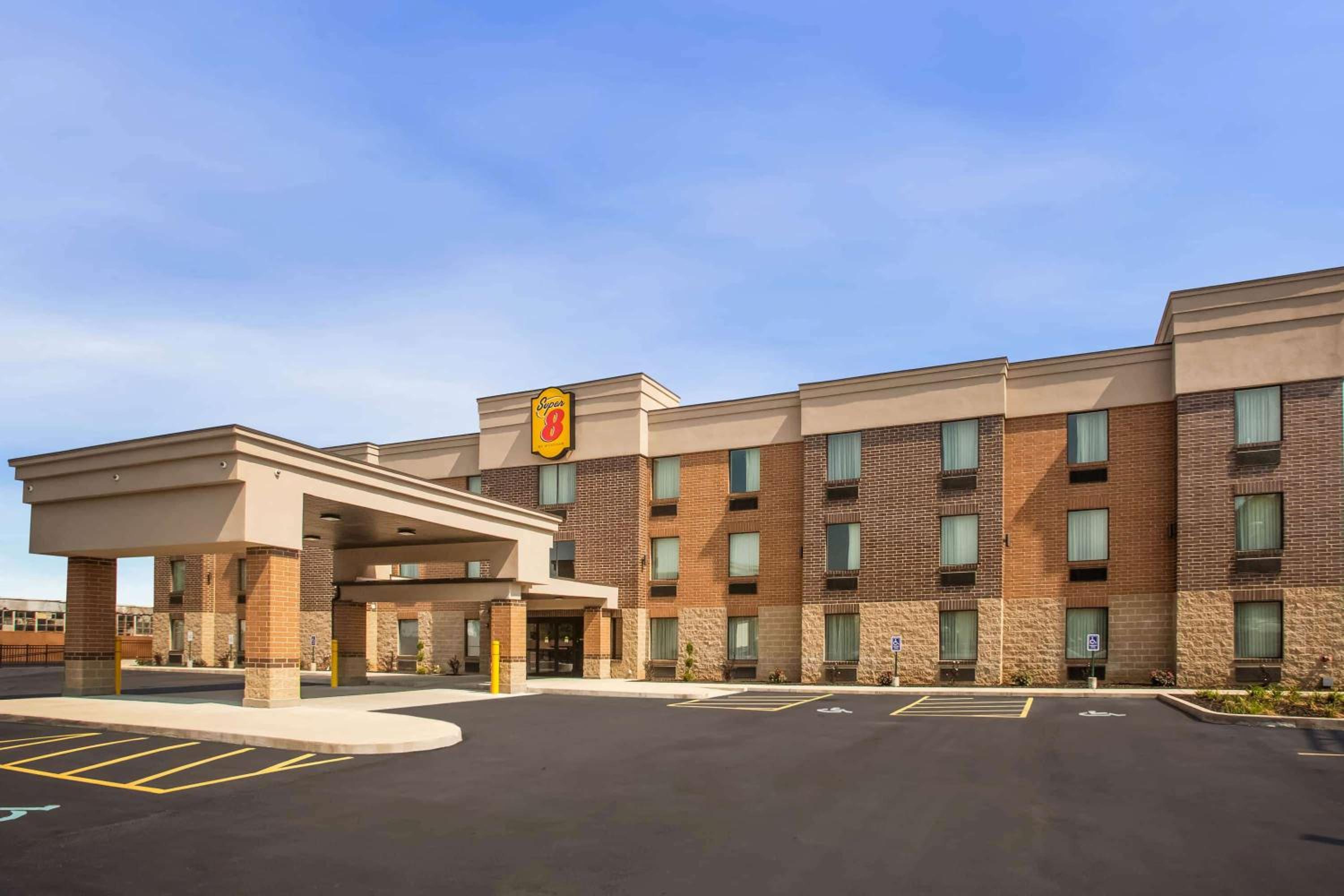 Hotel Super 8 by Wyndham St. Louis North - Image 1