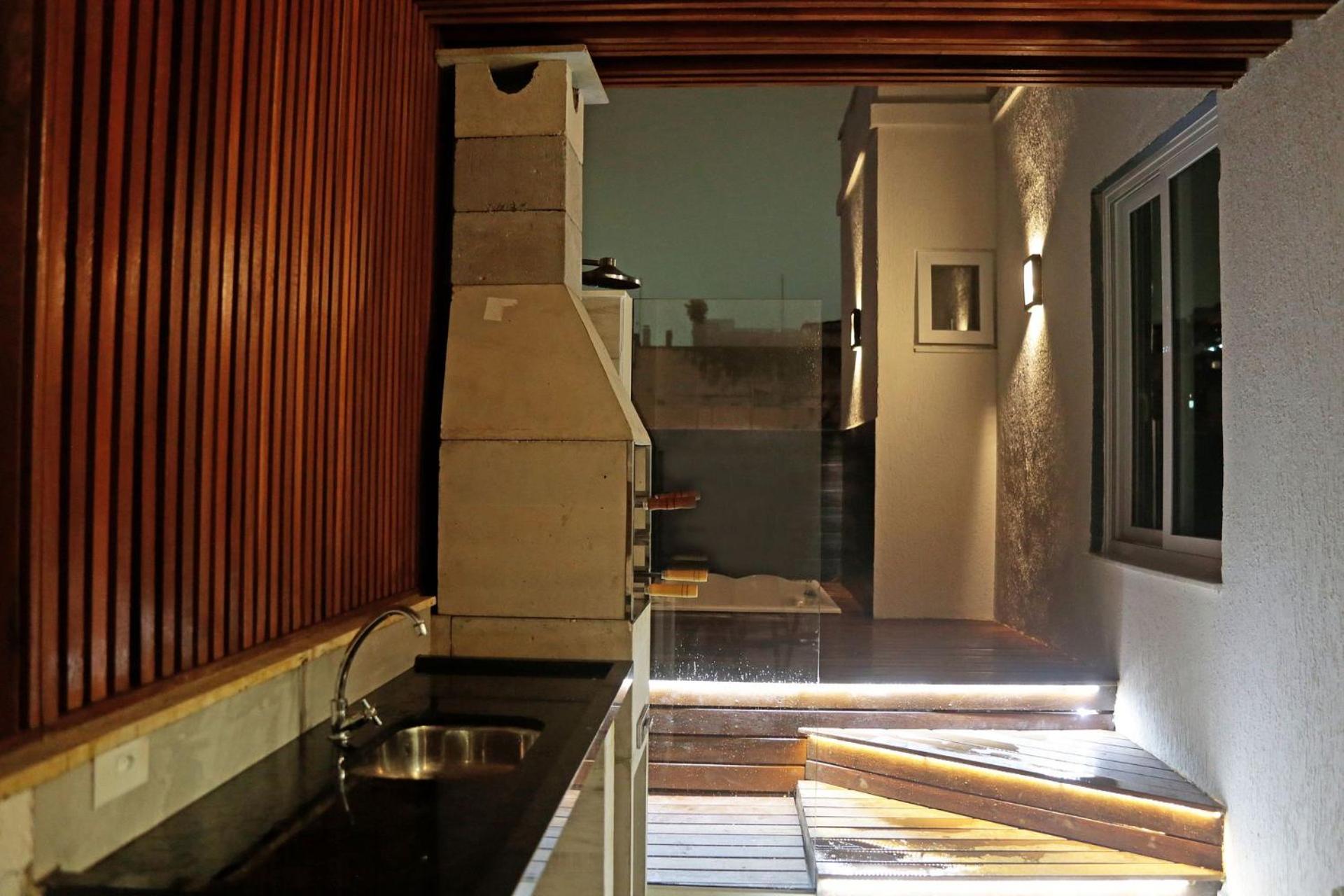 Penthouse with terrace, BBQ and jacuzzi