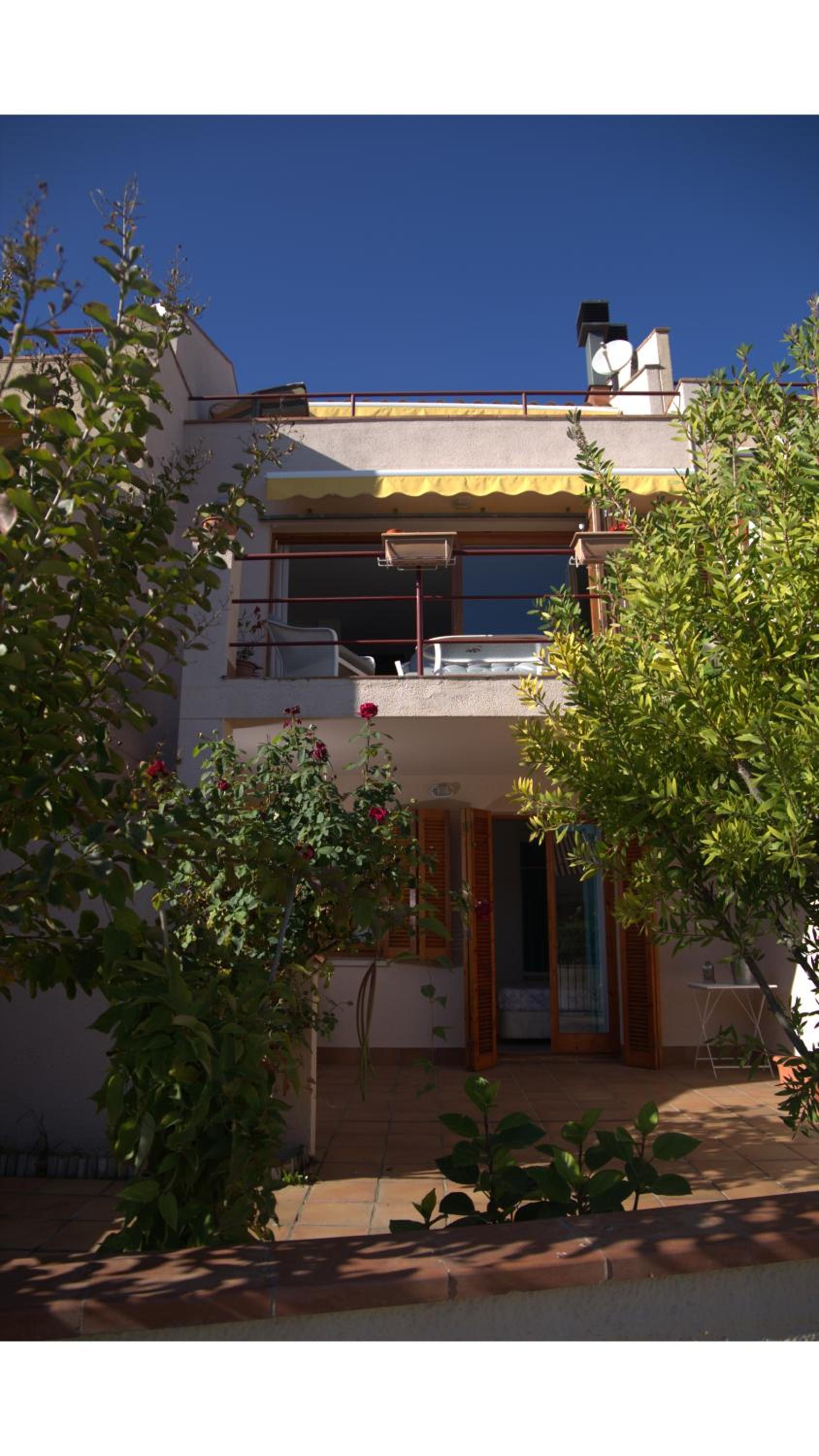 LLOGUER30 Margaret's Family House with pool and parquing view 4