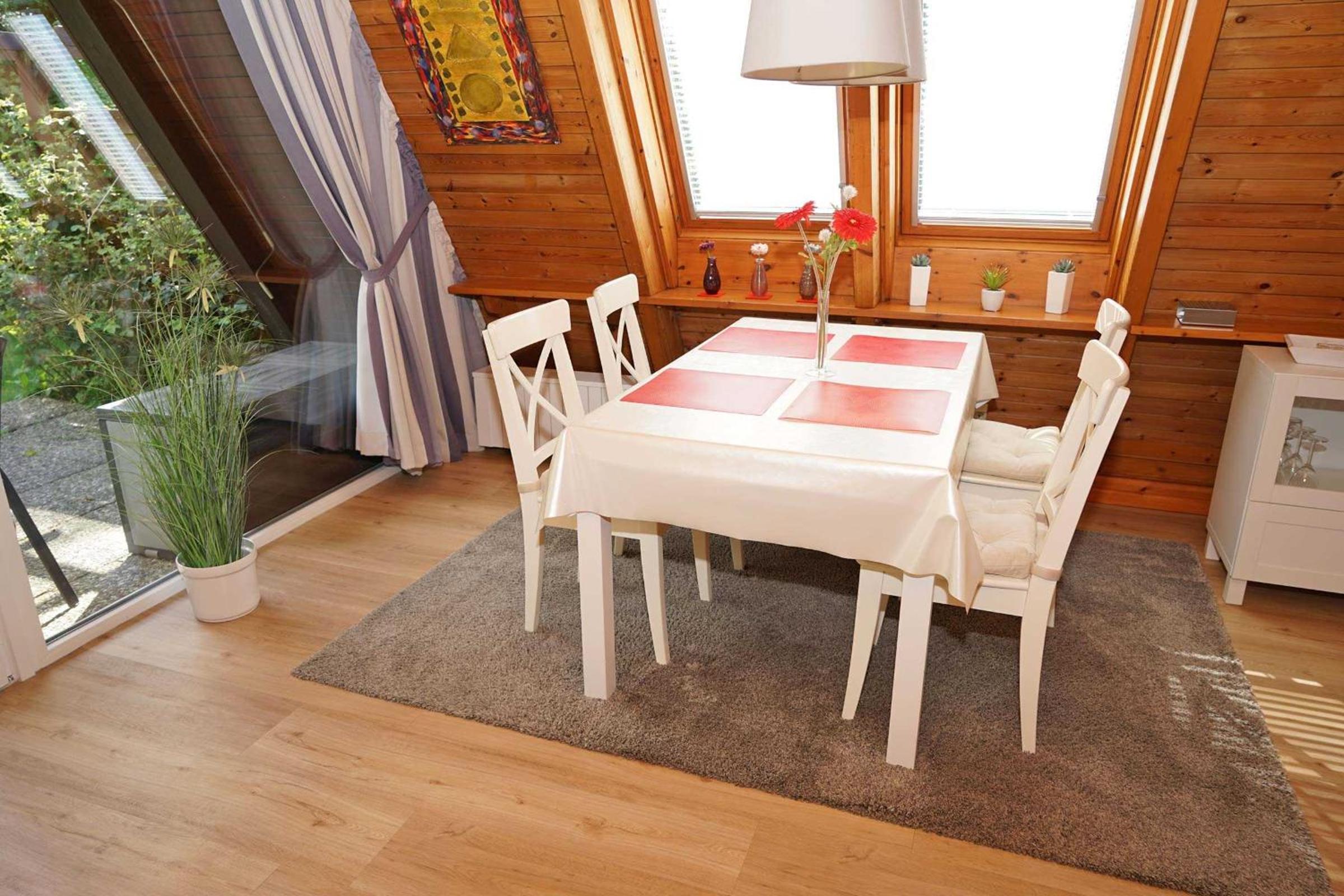 Zeltdachhaus mit moderner Ausstattung
