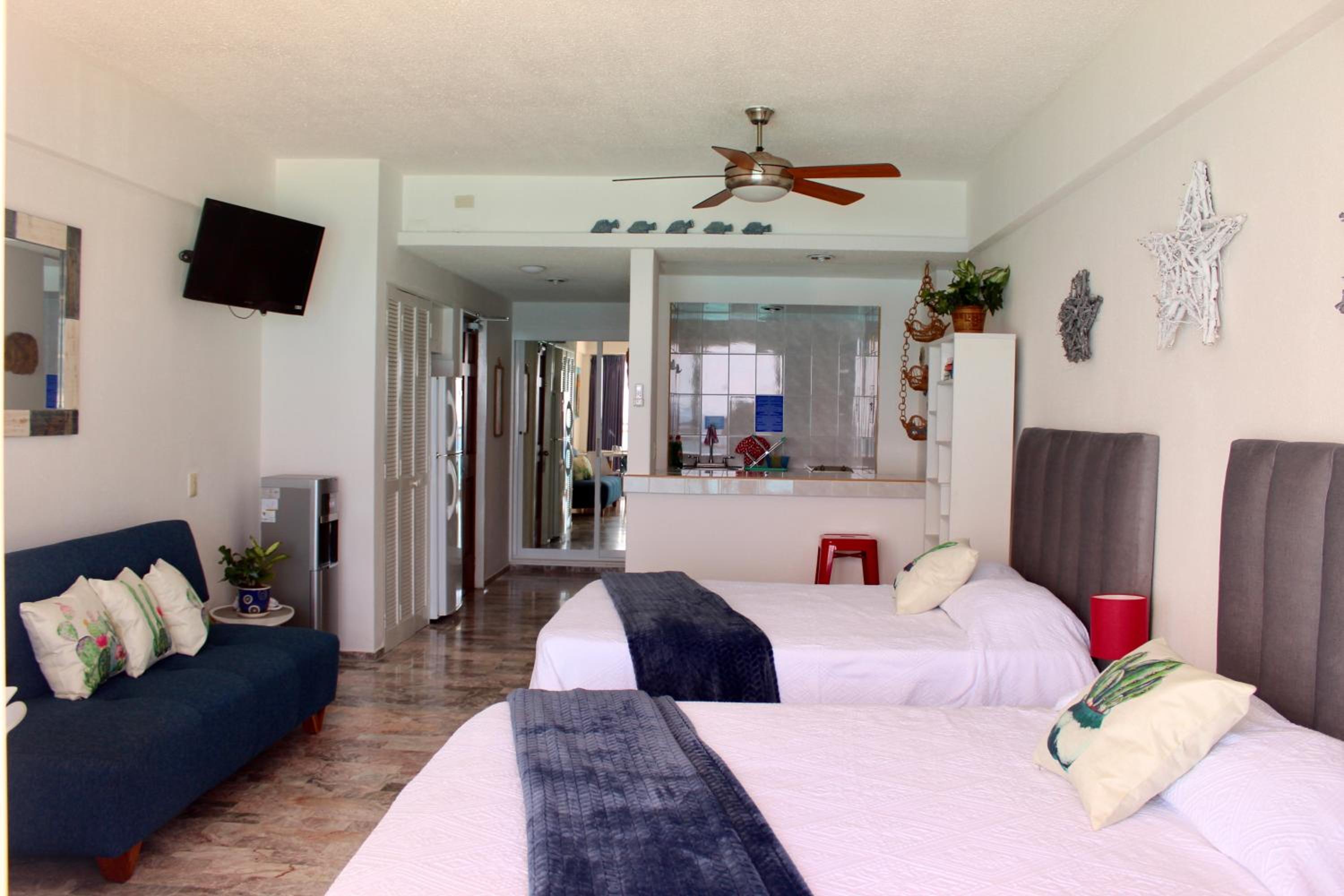 Oceanside Studio - Stunning Views, Ideal Location