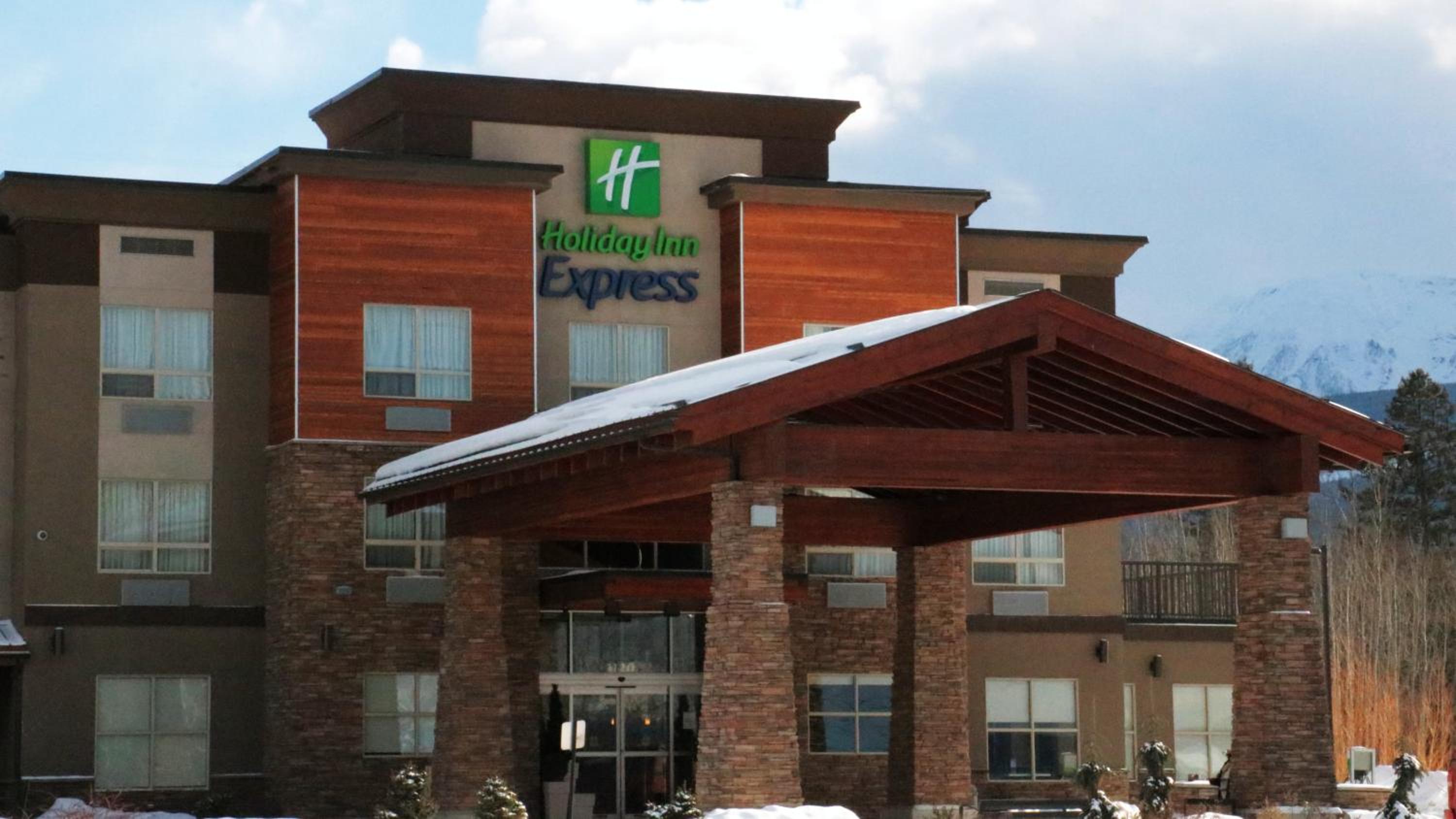 Golden Vacations - Holiday Inn Express Golden-Kicking Horse, an IHG Hotel - Property Image 1