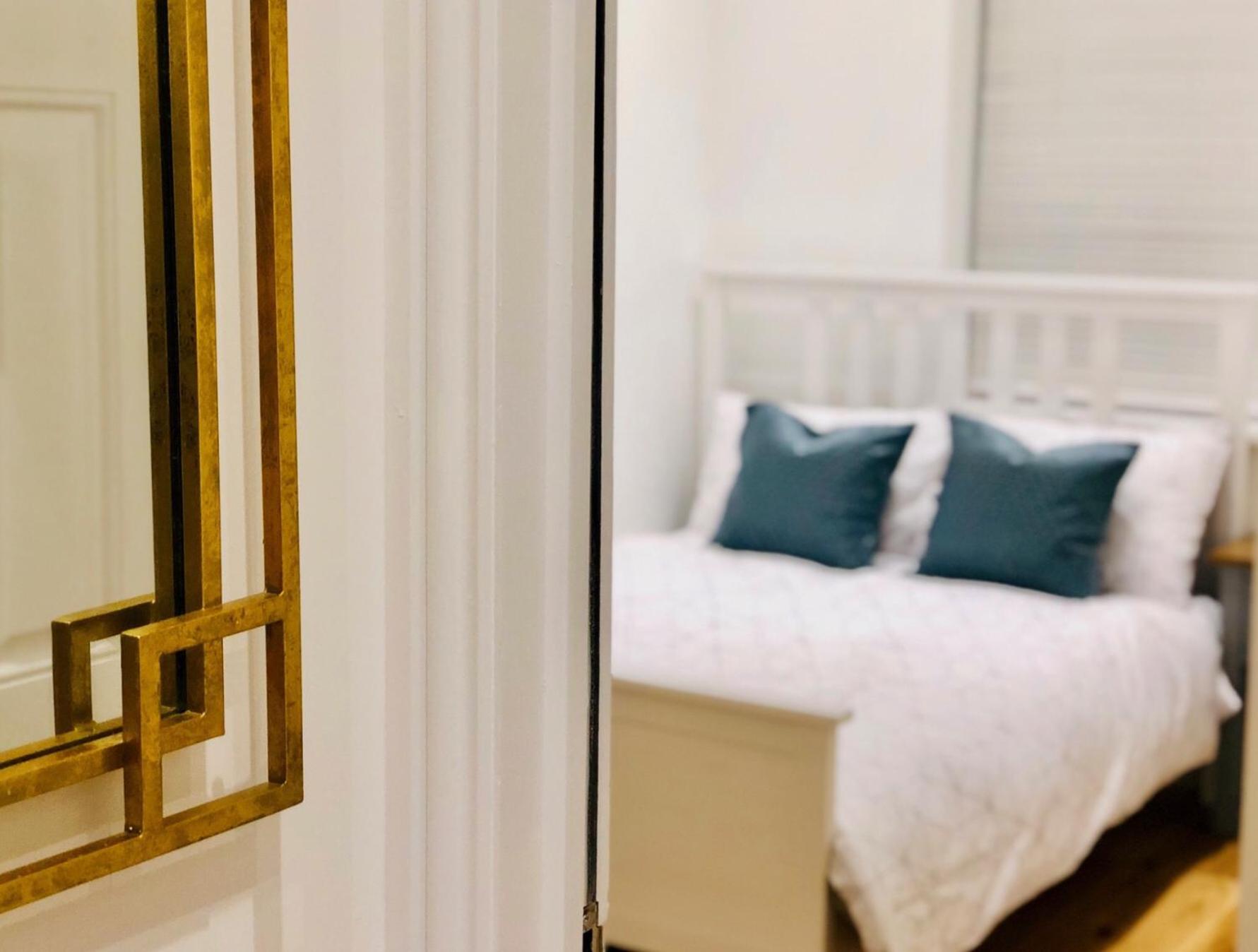Stylish 2 Bed Apartment-Zone 2 - 10 Minutes to the heart of London- sleeps up 8