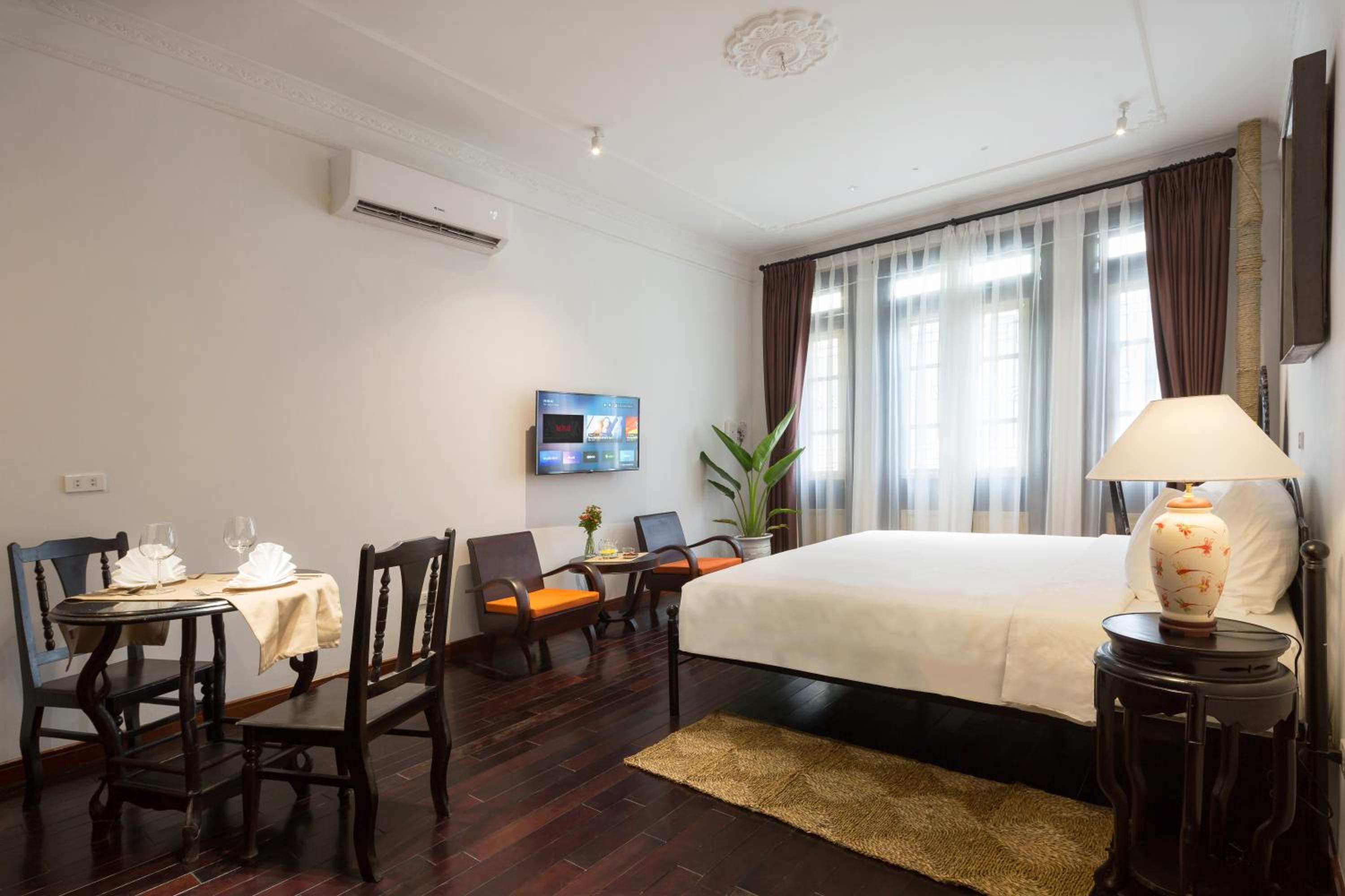 Centraltique Downtown - Bespoke Colonial House Near Hoan Kiem Lake