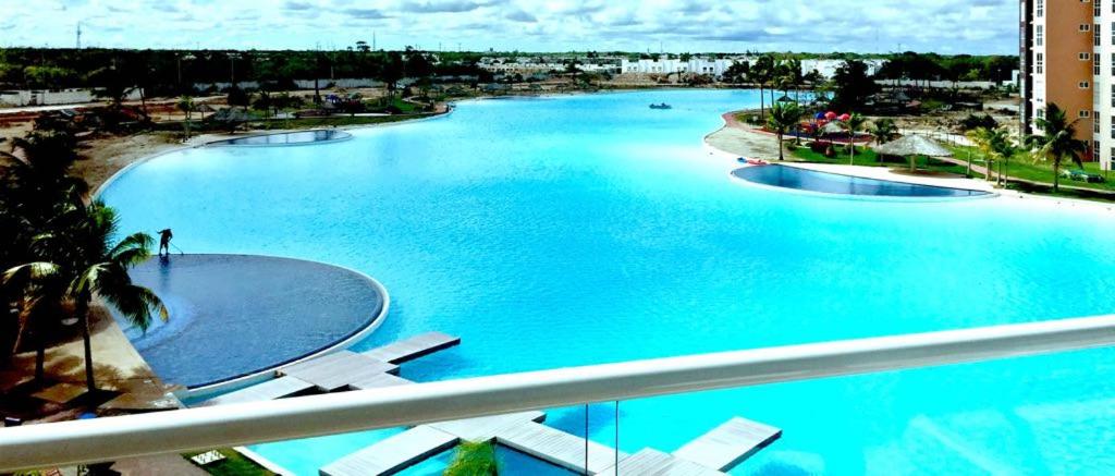 departamento en Cancún con 7 albercas tipo playa y laguna