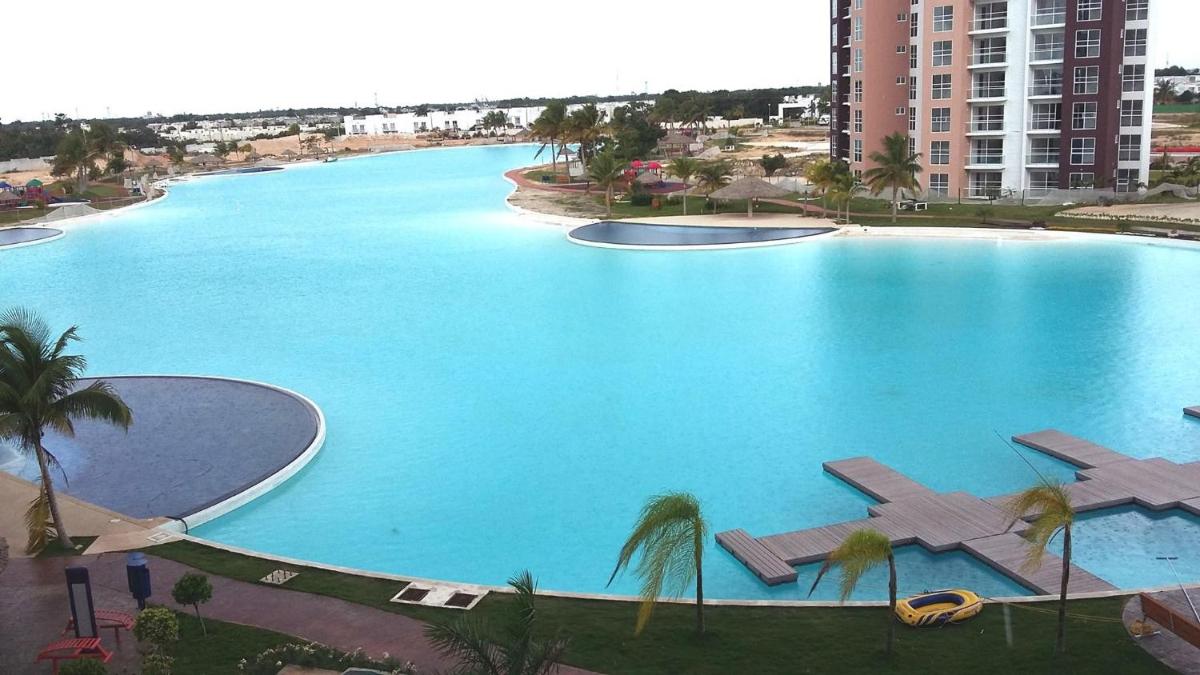 departamento en Cancún con 7 albercas tipo playa y laguna
