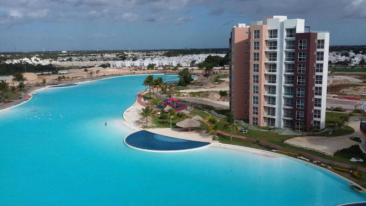 departamento en Cancún con 7 albercas tipo playa y laguna