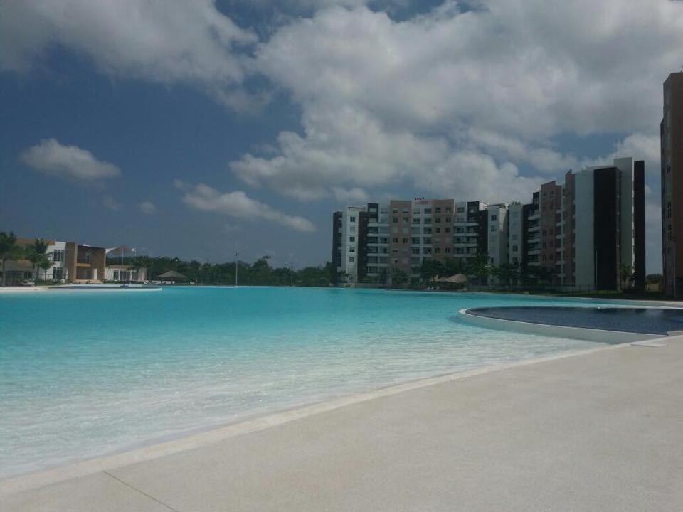 departamento en Cancún con 7 albercas tipo playa y laguna