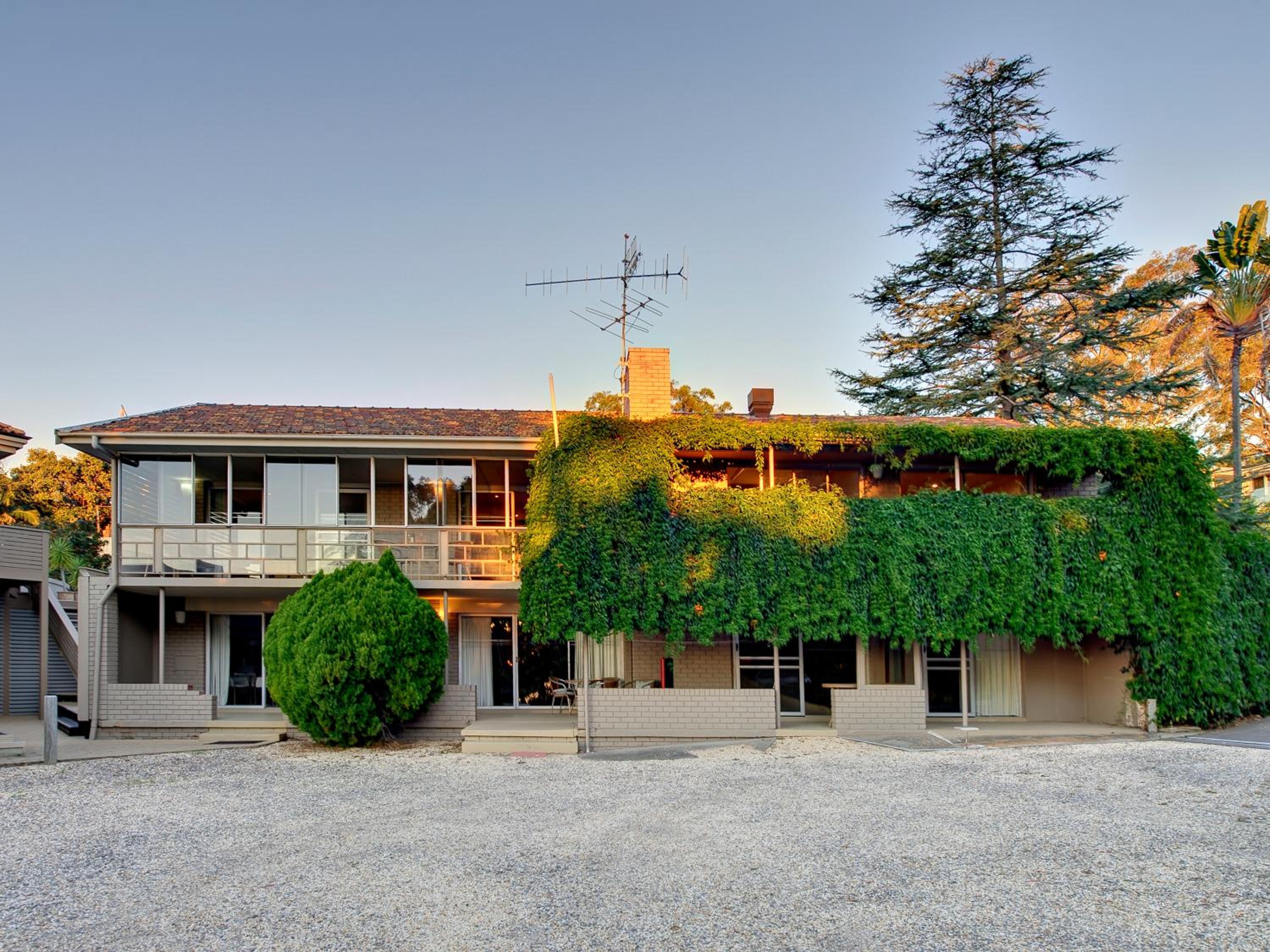Hotel Dutchies Motel Nelson Bay & Dutchmans Beach Apartments - Image 1