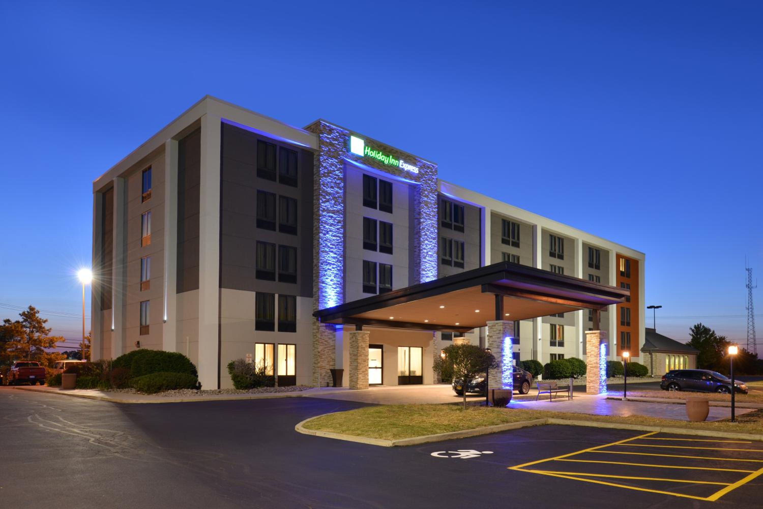 Hotel Holiday Inn Express Rochester - University Area, an IHG Hotel - Image 1