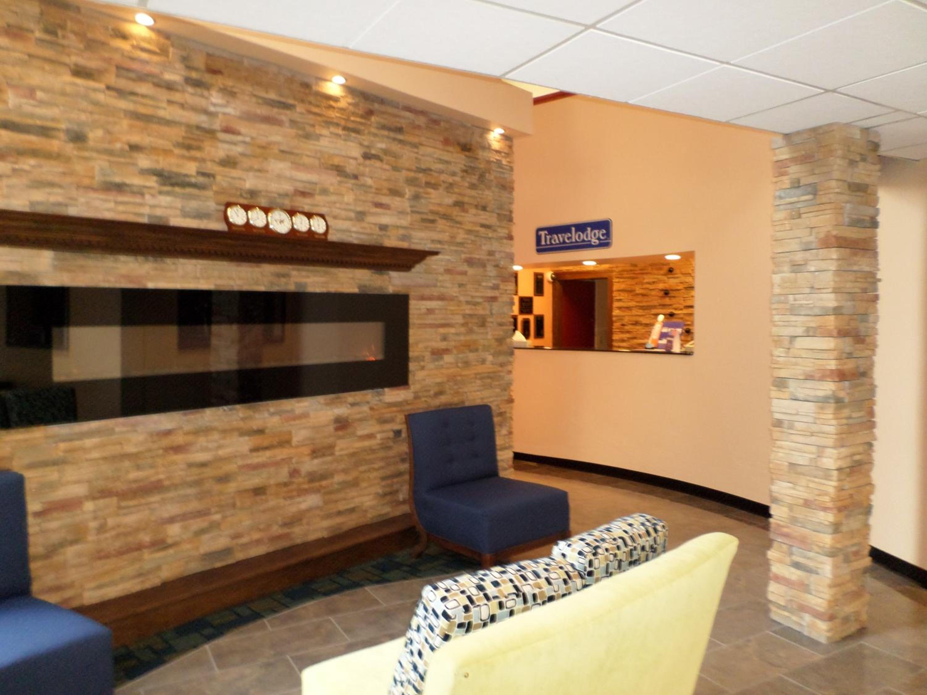 Travelodge by Wyndham Cleveland Lakewood view 5