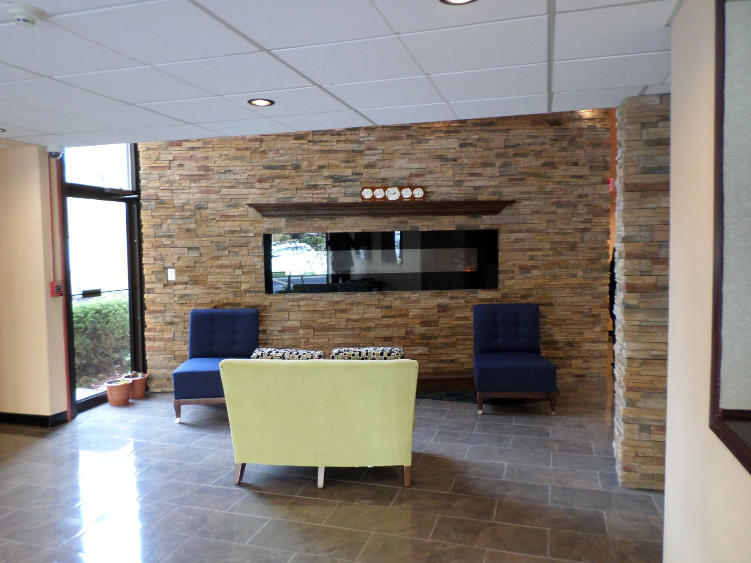 Travelodge by Wyndham Cleveland Lakewood view 4