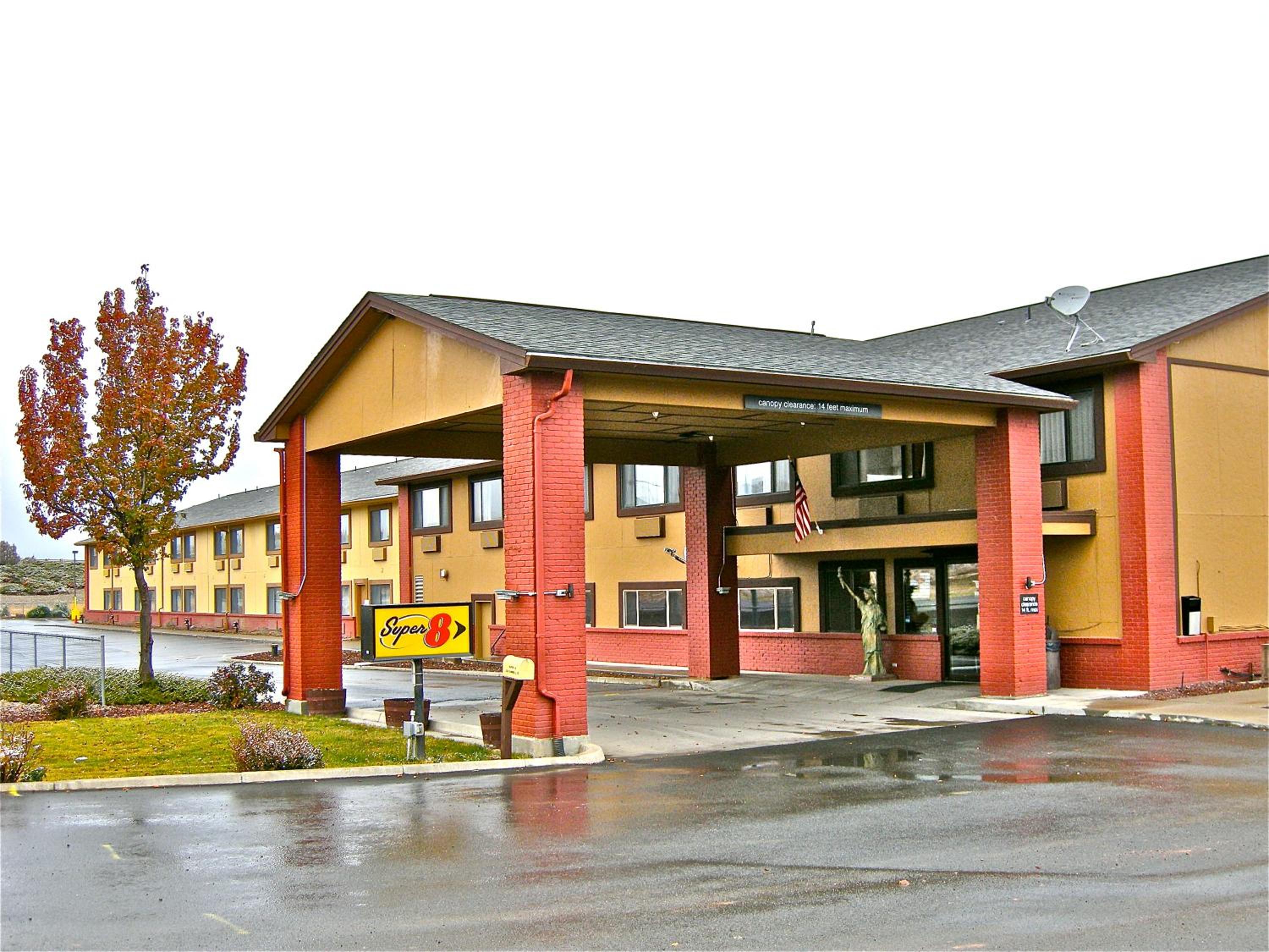 Baker City Vacations - Super 8 by Wyndham Baker City - Property Image 12