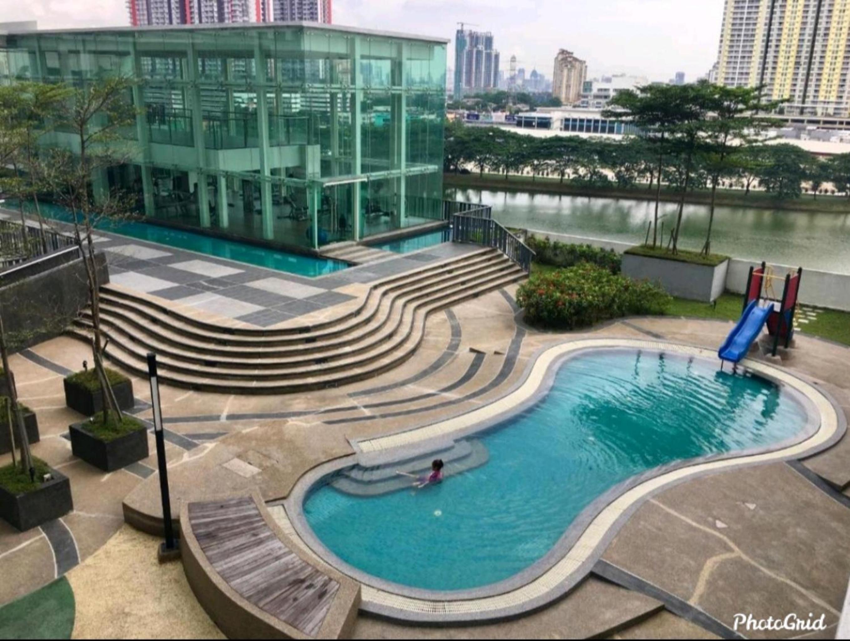 Cozy Suite StarBus! Zetapark! Above Shopping Mall! FREE Wifi FREE Parking