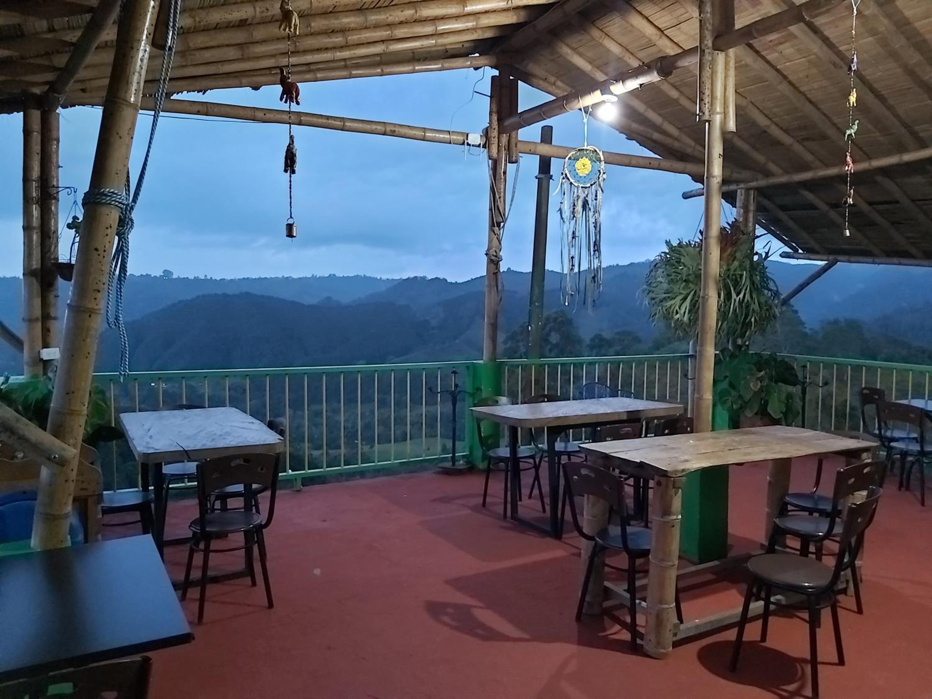 Hostal y Camping Los Girasoles