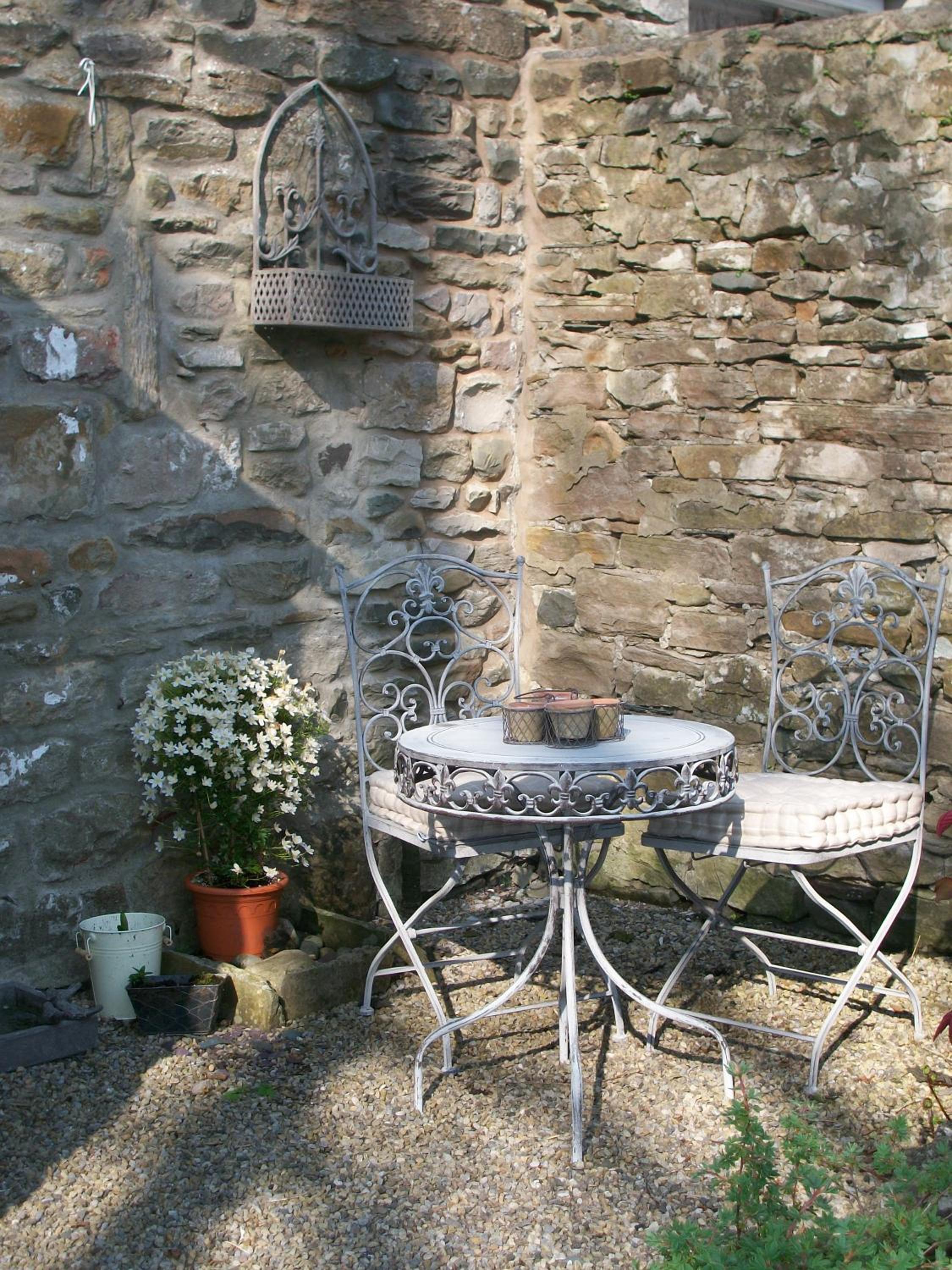 Chapel Cottage Set in a private courtyard in central location with 2 parking spaces view 2