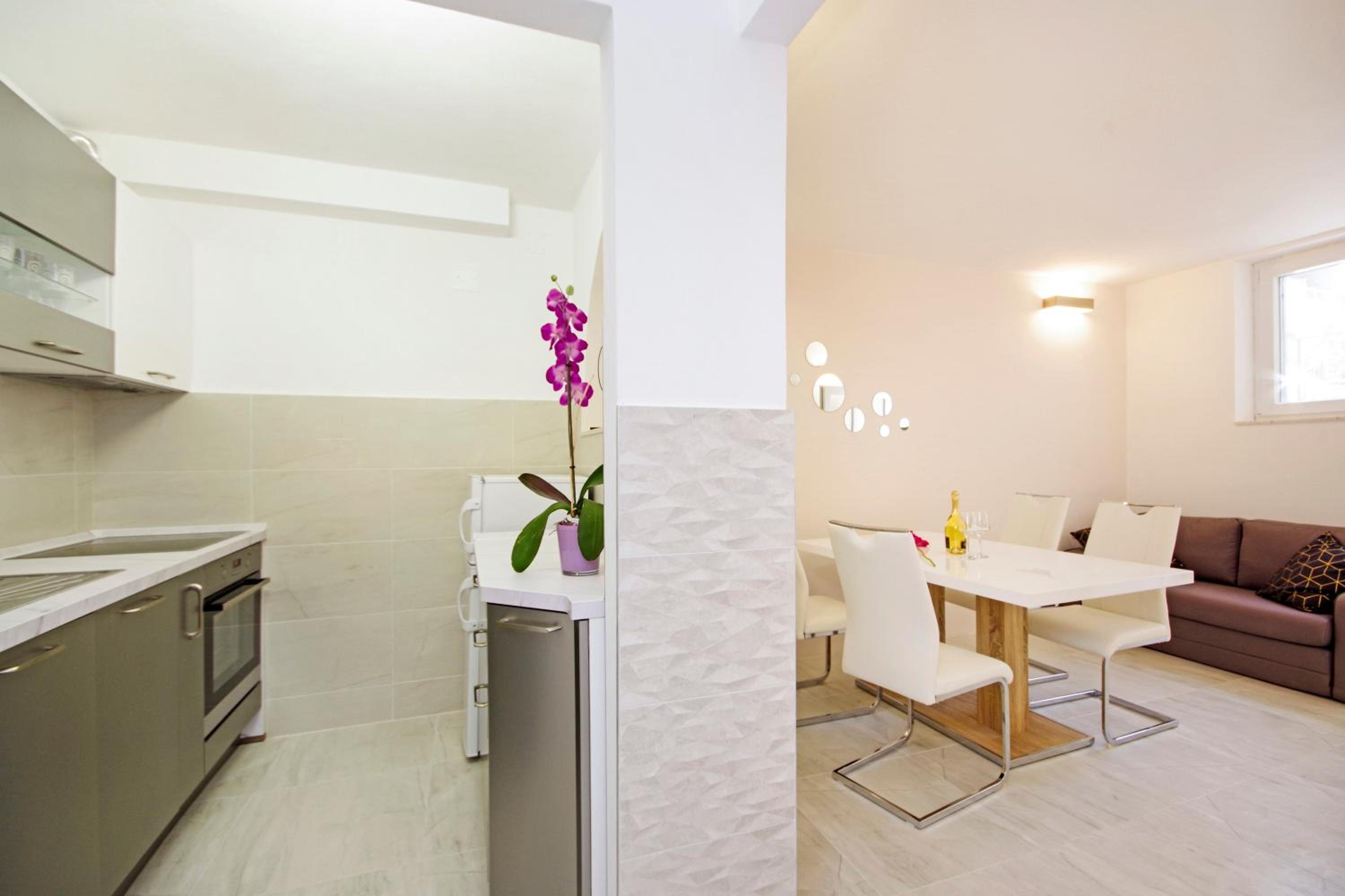 Split Symphony Garden: Modern, new Apartment (4+1), 5 min walk to ˝Firule˝ SAND BEACH, 12 min walk to CITY CENTER view 4