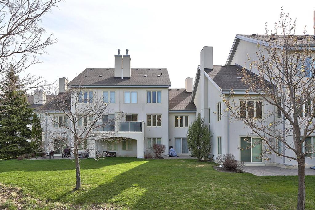 Large luxurious upper floor condo in Sierra Lane