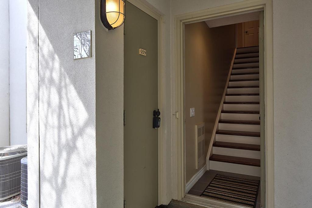 Large luxurious upper floor condo in Sierra Lane