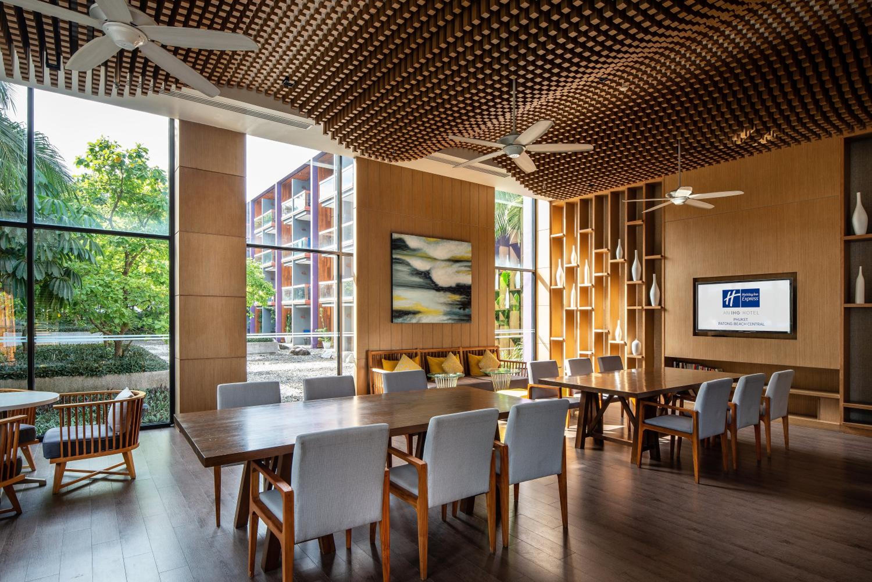 Holiday Inn Express Phuket Patong Beach Central by IHG